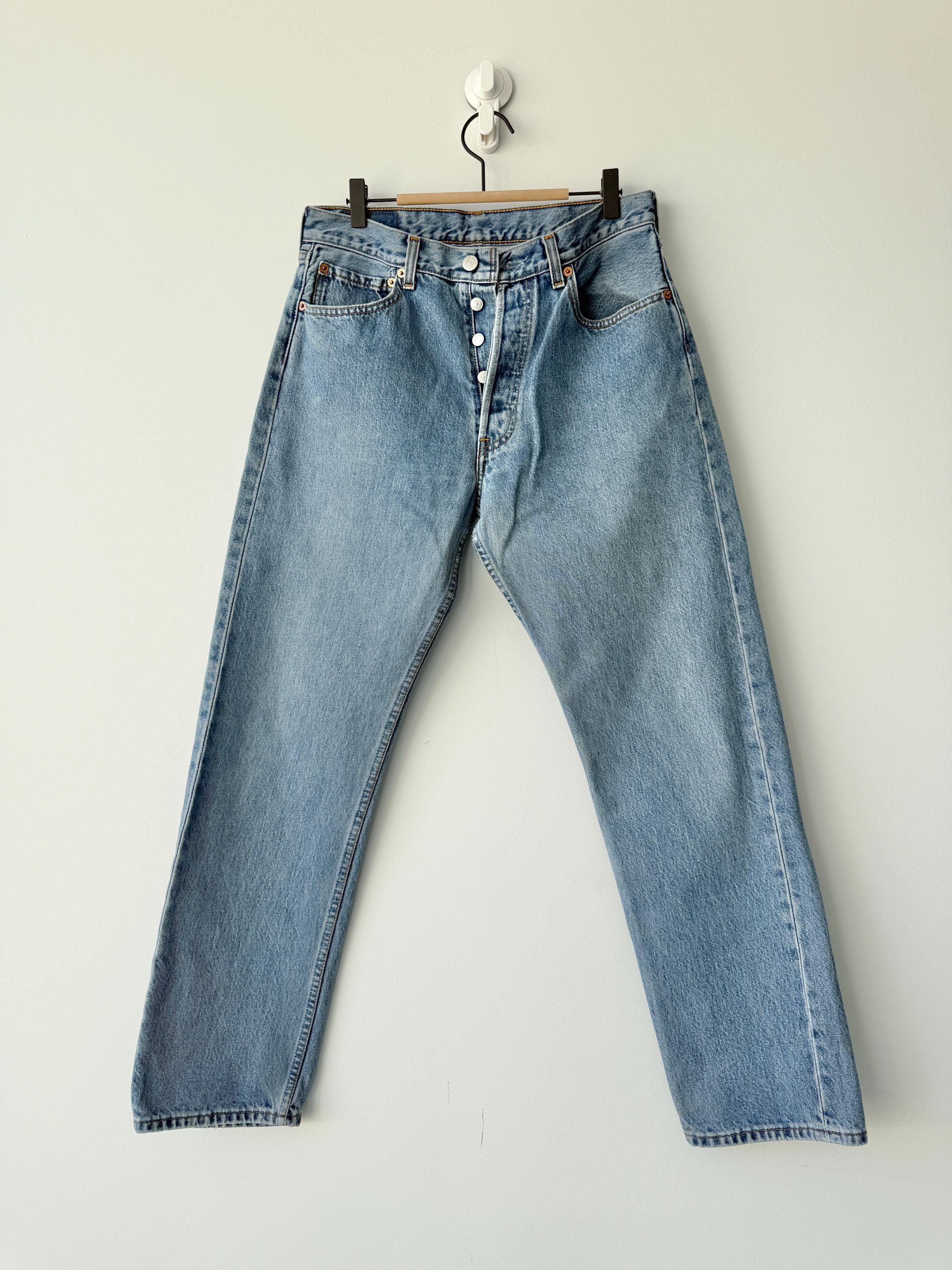 w30 L29 Levis 501 vintage 29-30” waistmedium blue 501s made in Canada for women 90s straight leg jeans 501
