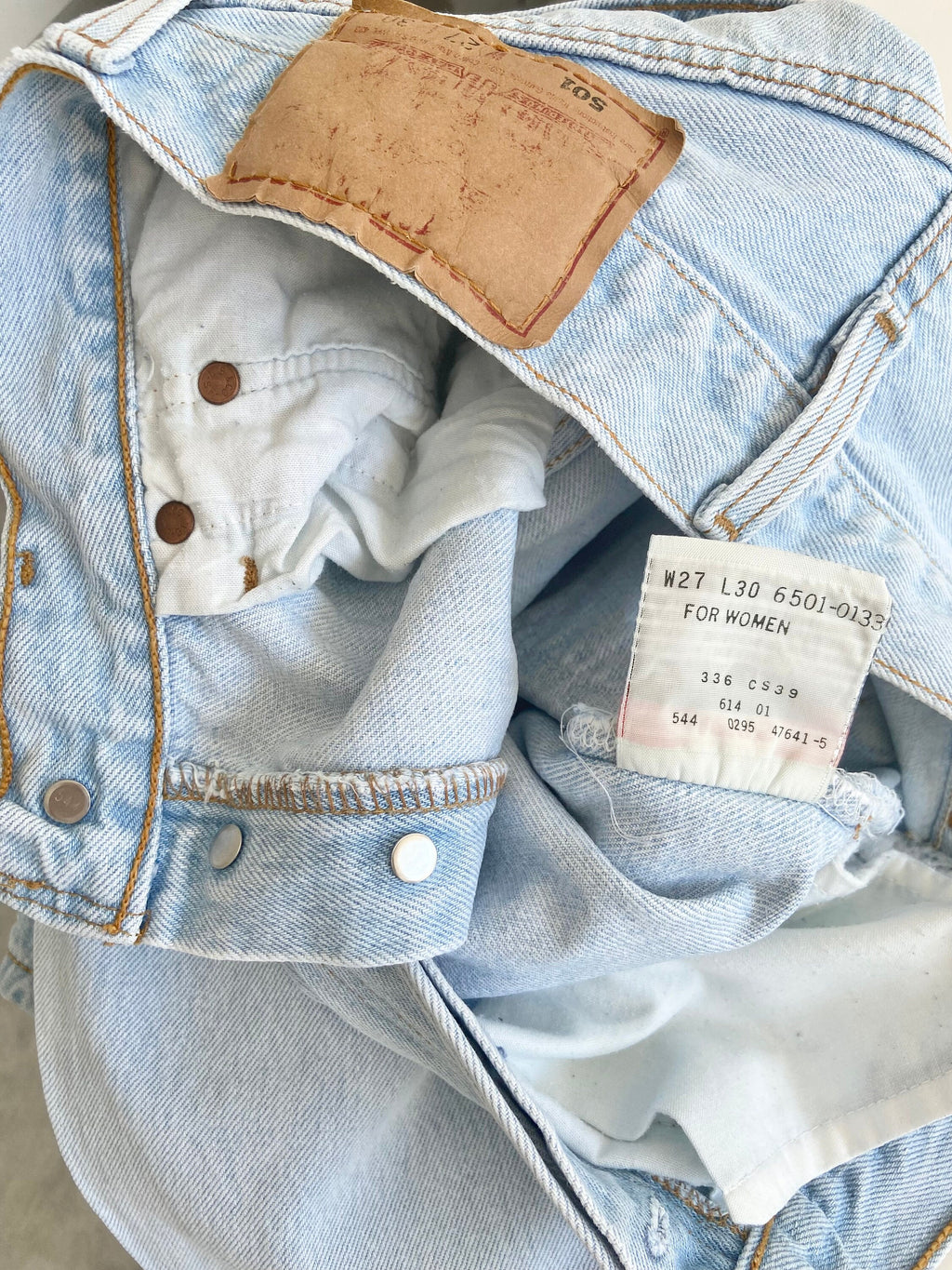 w26 L28  Vintage Levi’s 501 jeans made in USA  light blue faded vintage 501 jeans