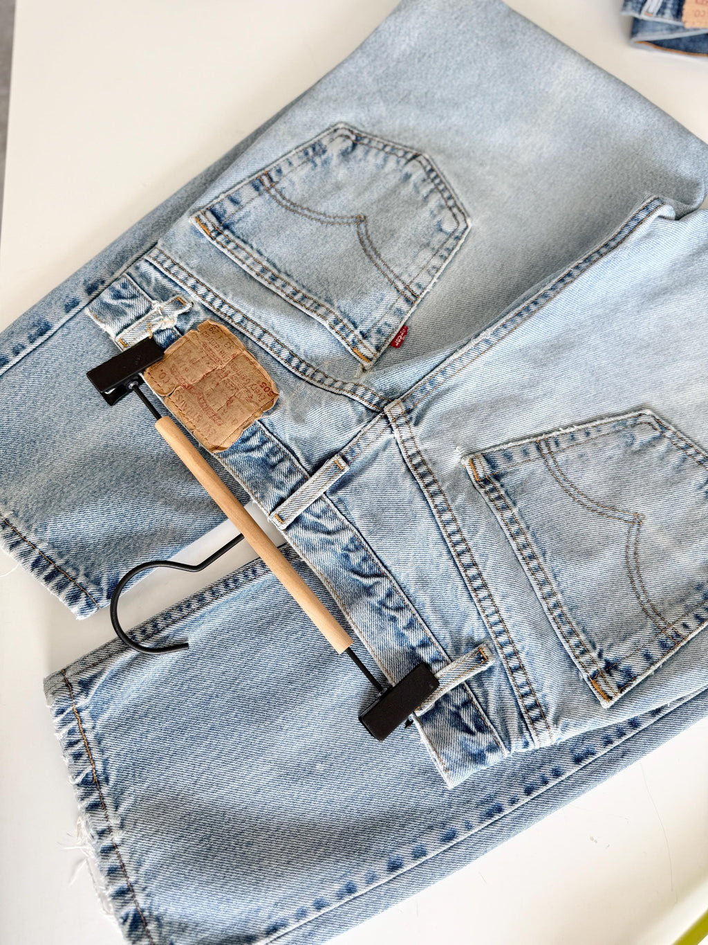W31 L28 vintage Levis 505 31” measured waist faded light blue made