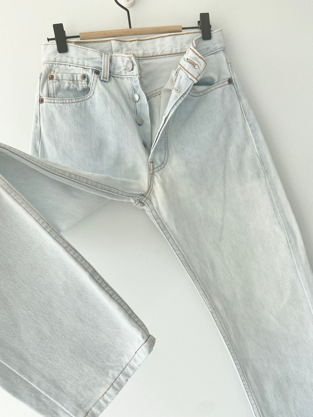 Vintage Levi’s 501 jeans w26 L27  made in USA  1995 light blue faded vintage 501 jeans