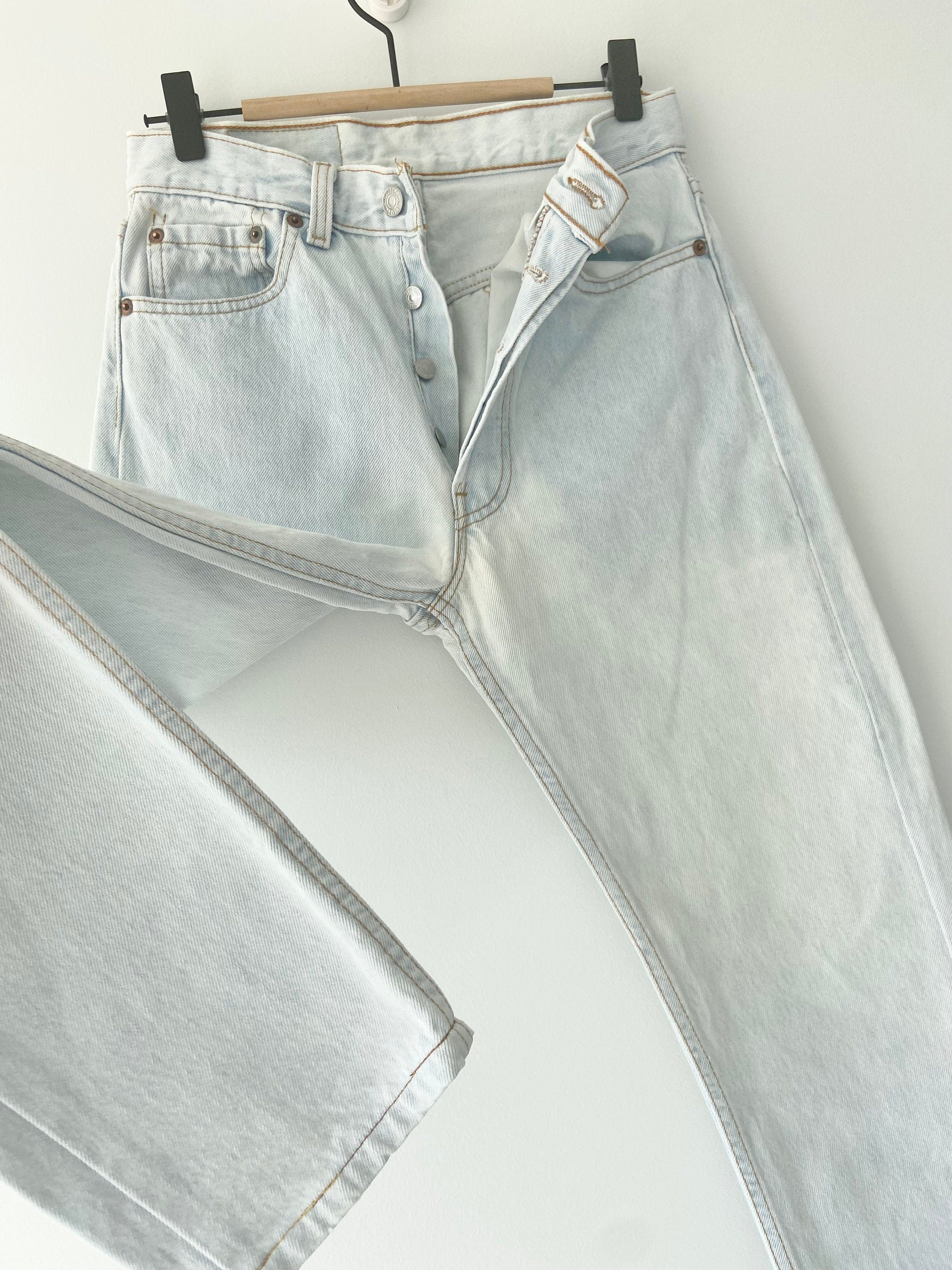 Vintage Levi’s 501 jeans w26 L27  made in USA  1995 light blue faded vintage 501 jeans