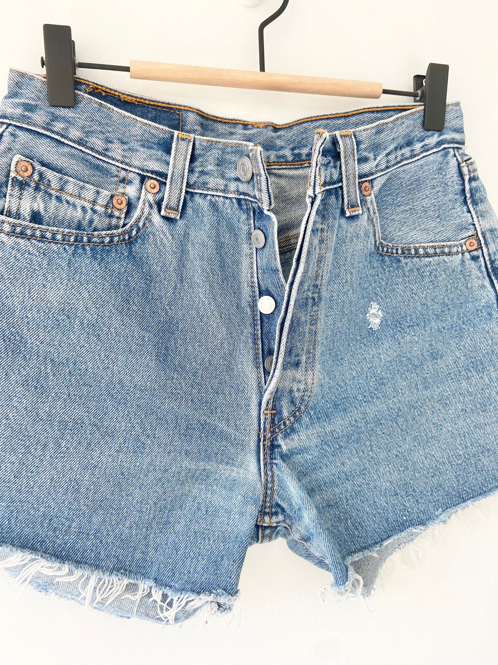 w27 Vintage Levi’s 501 button shorts  medium blue wash