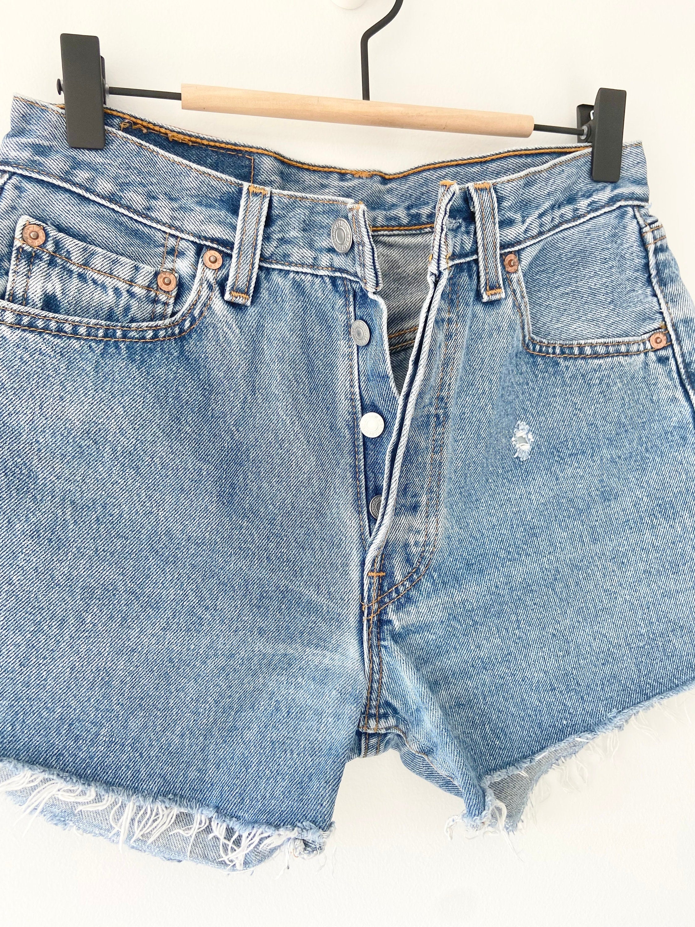 w27 Vintage Levi’s 501 button shorts  medium blue wash
