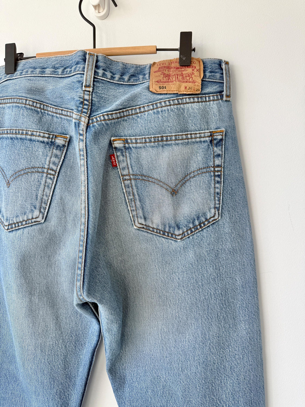 W33 L33 vintage Levis 501 32-33” measured waist medium faded lines blue made in y2k