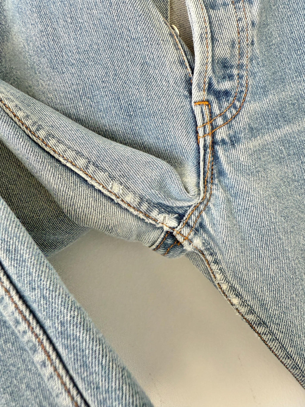 W32 L36 vintage Levis 501 31-32” measured medium faded lines blue made in 90s