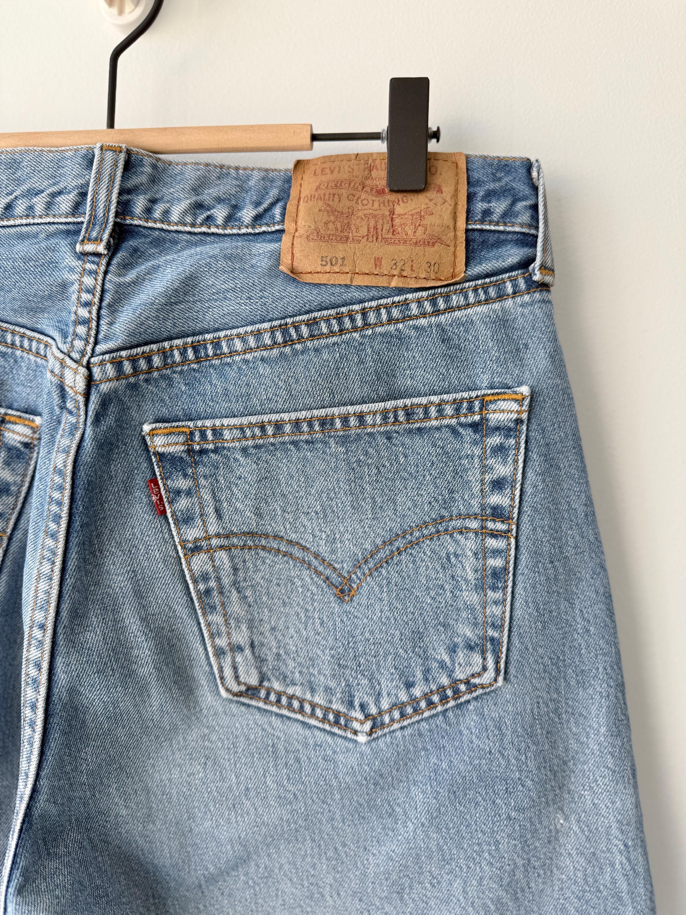 w30 L29 Levis 501 vintage 29-30” waistmedium blue 501s made in Canada for women 90s straight leg jeans 501