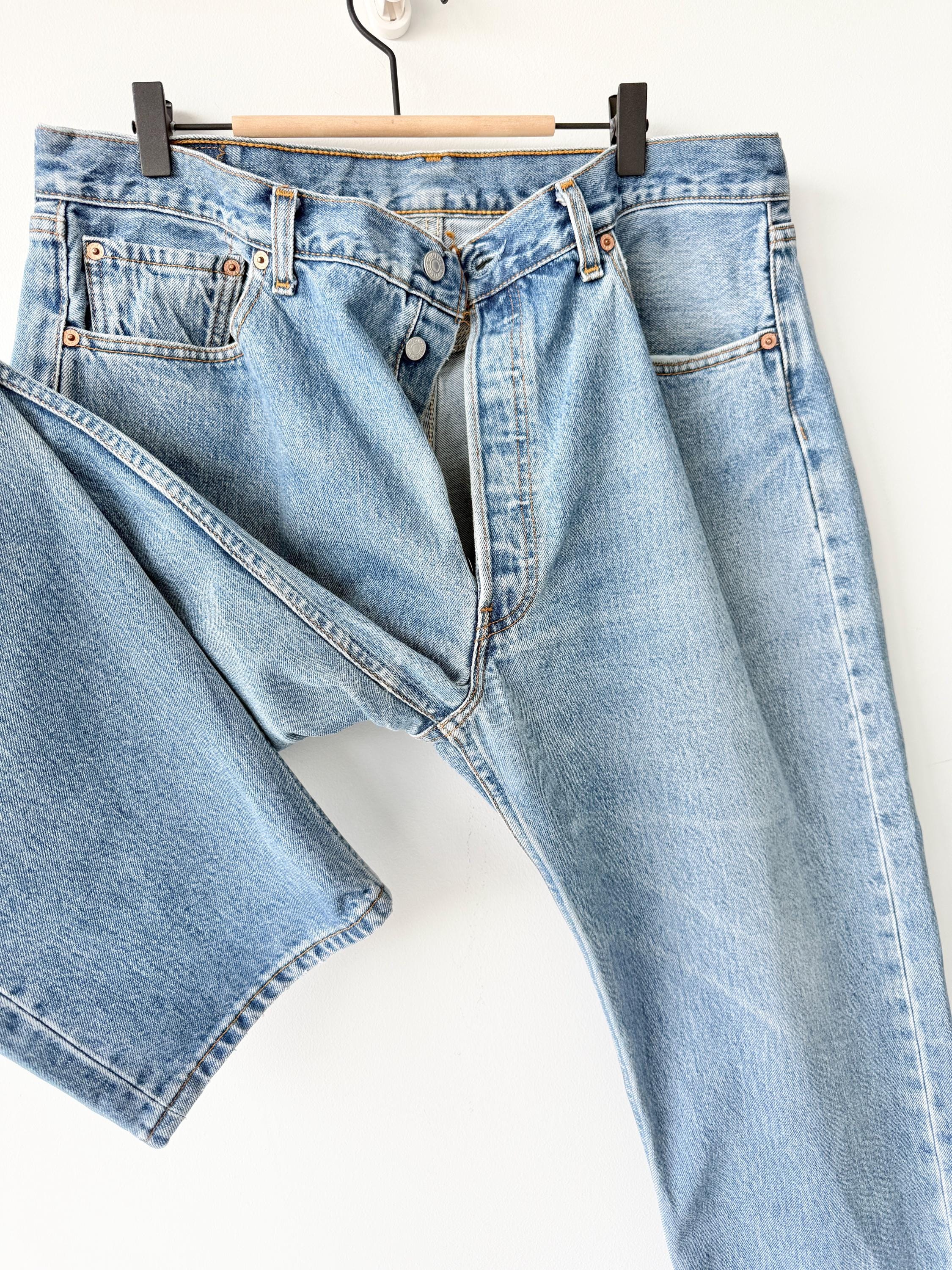 W36 L29 Levis 501 vintage 36” waist medium blue 501s made in Canada year 2000