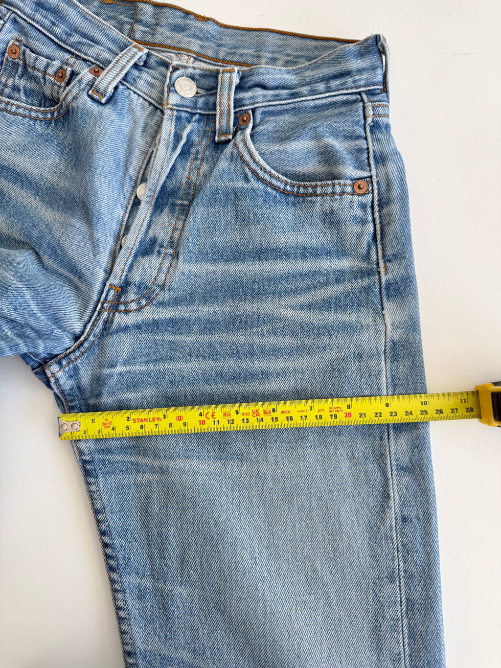 Soft W23 L29 vintage Levis 501 22-24” measured waist medium faded whisker blue 501s 90s