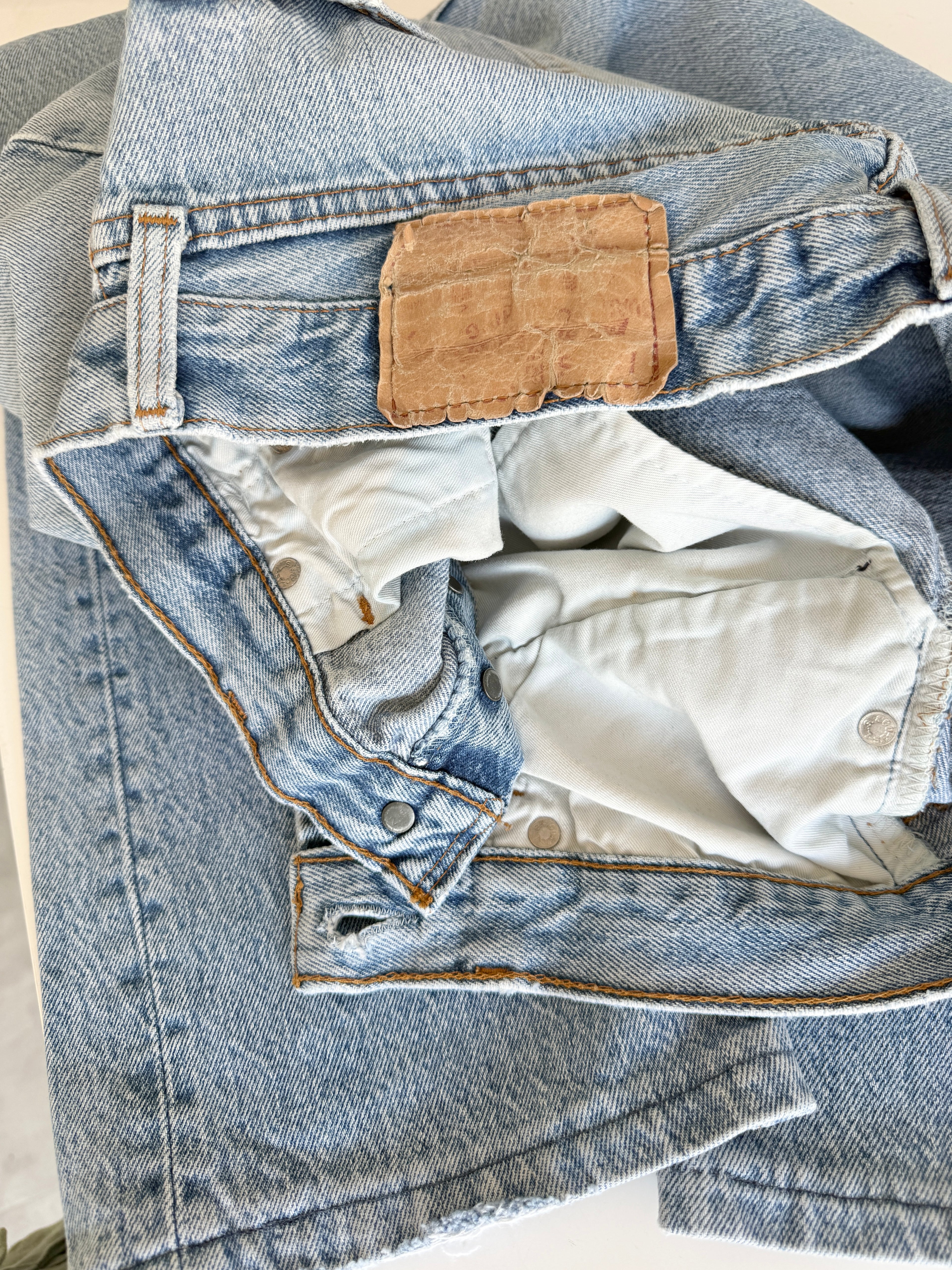W31 L30 vintage Levis 501 30/31” measured waist light blue 501s made in 80s