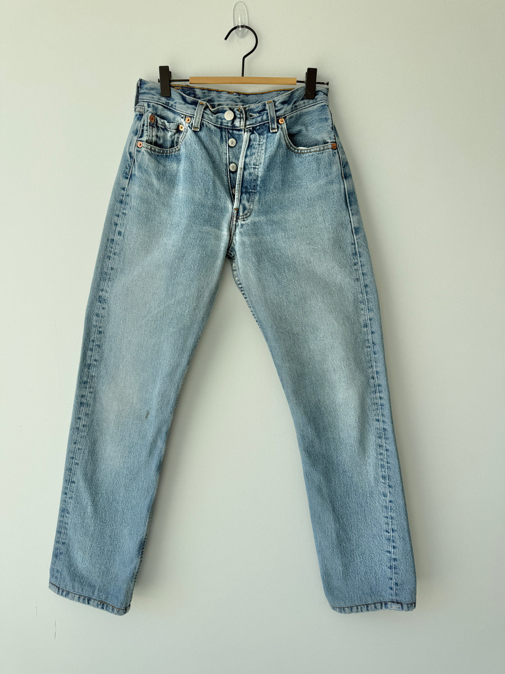 W25 L30 vintage Levis 501 25” light medium blue Levi’s 501s