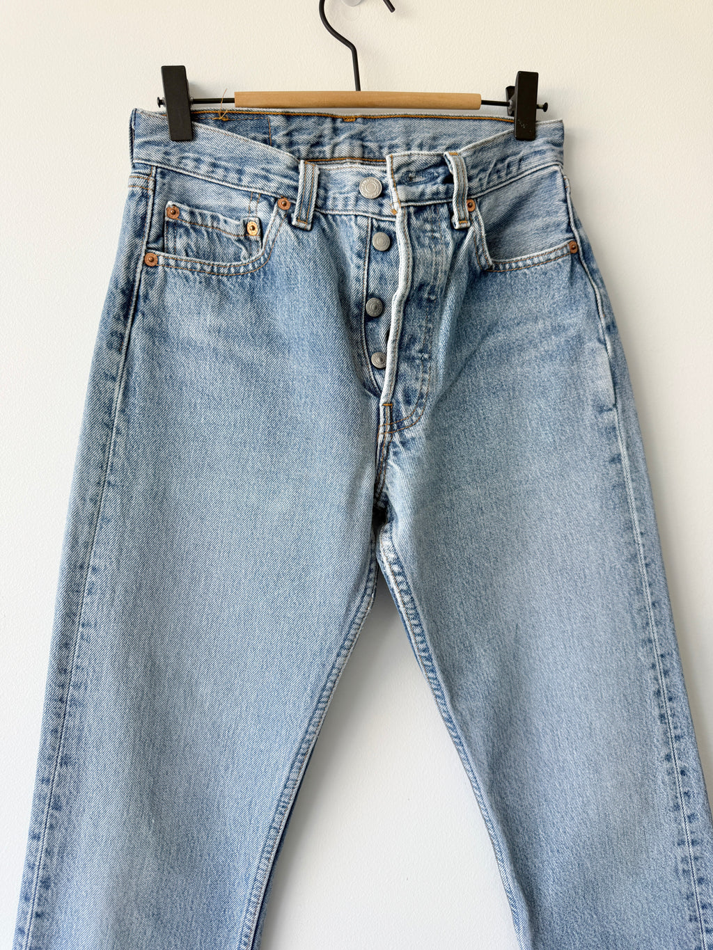 W25 L31 vintage Levis 501 24/25” measured waist medium light blue 501s 90s  USA nl