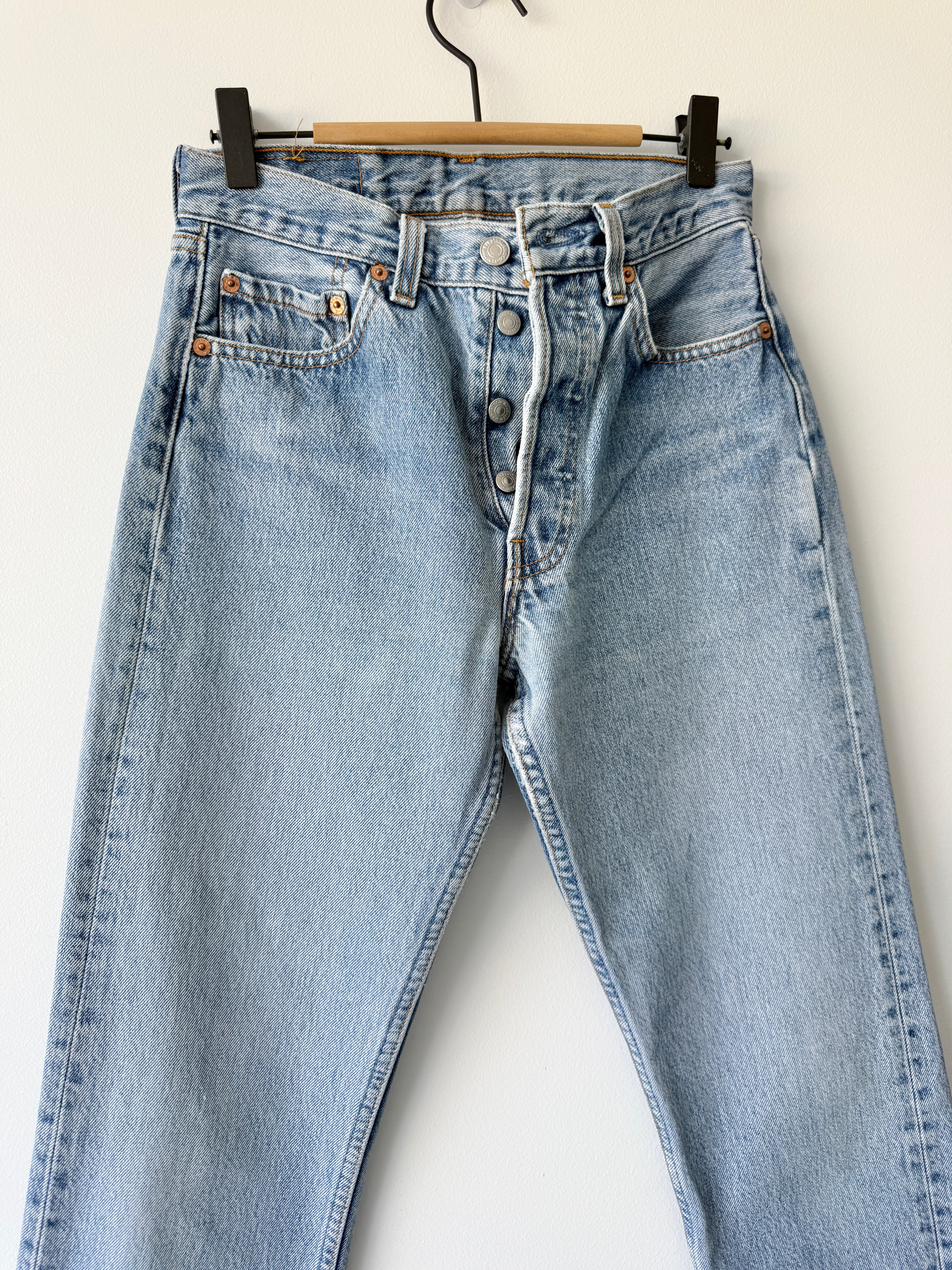 W25 L31 vintage Levis 501 24/25” measured waist medium light blue 501s 90s  USA nl