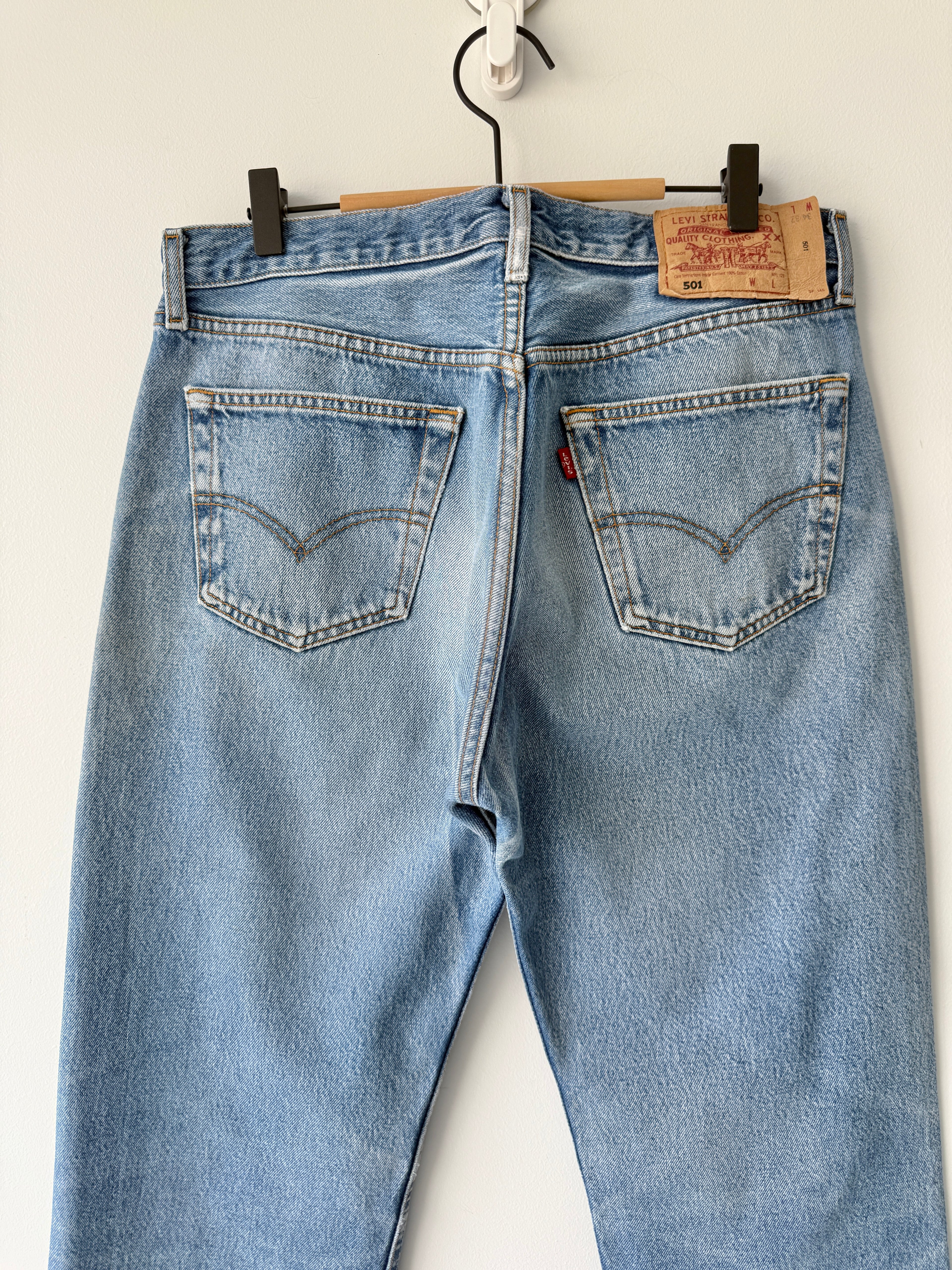 W32 L30 vintage Levis 501 31-32” measured waist faded medium blue made in y2k