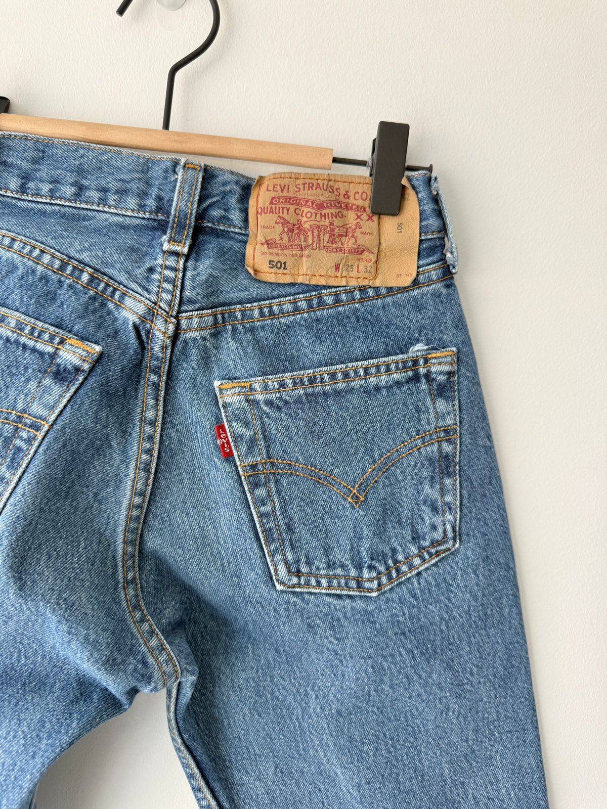 W23 L31 vintage Levis 501s 22/23” measured medium dark blue fade 501s Y2K
