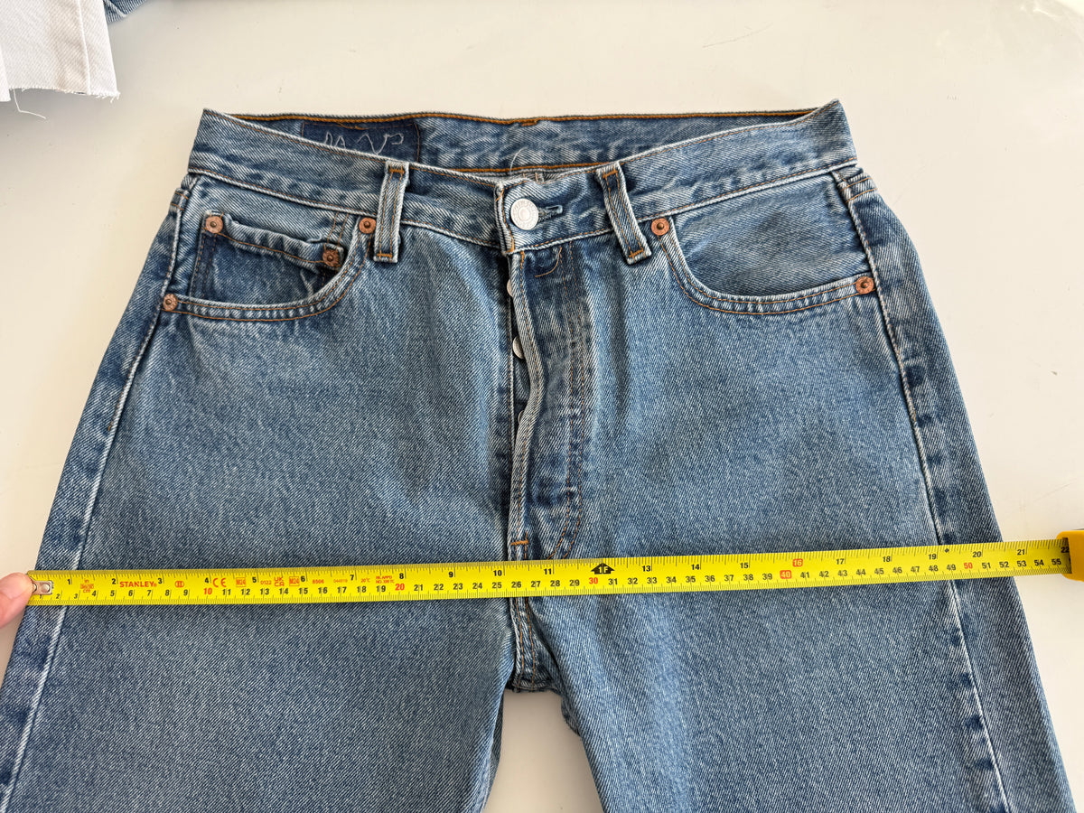 W29 L29 vintage Levis 501 28/29” measured waist dark blue 90s USA 501s