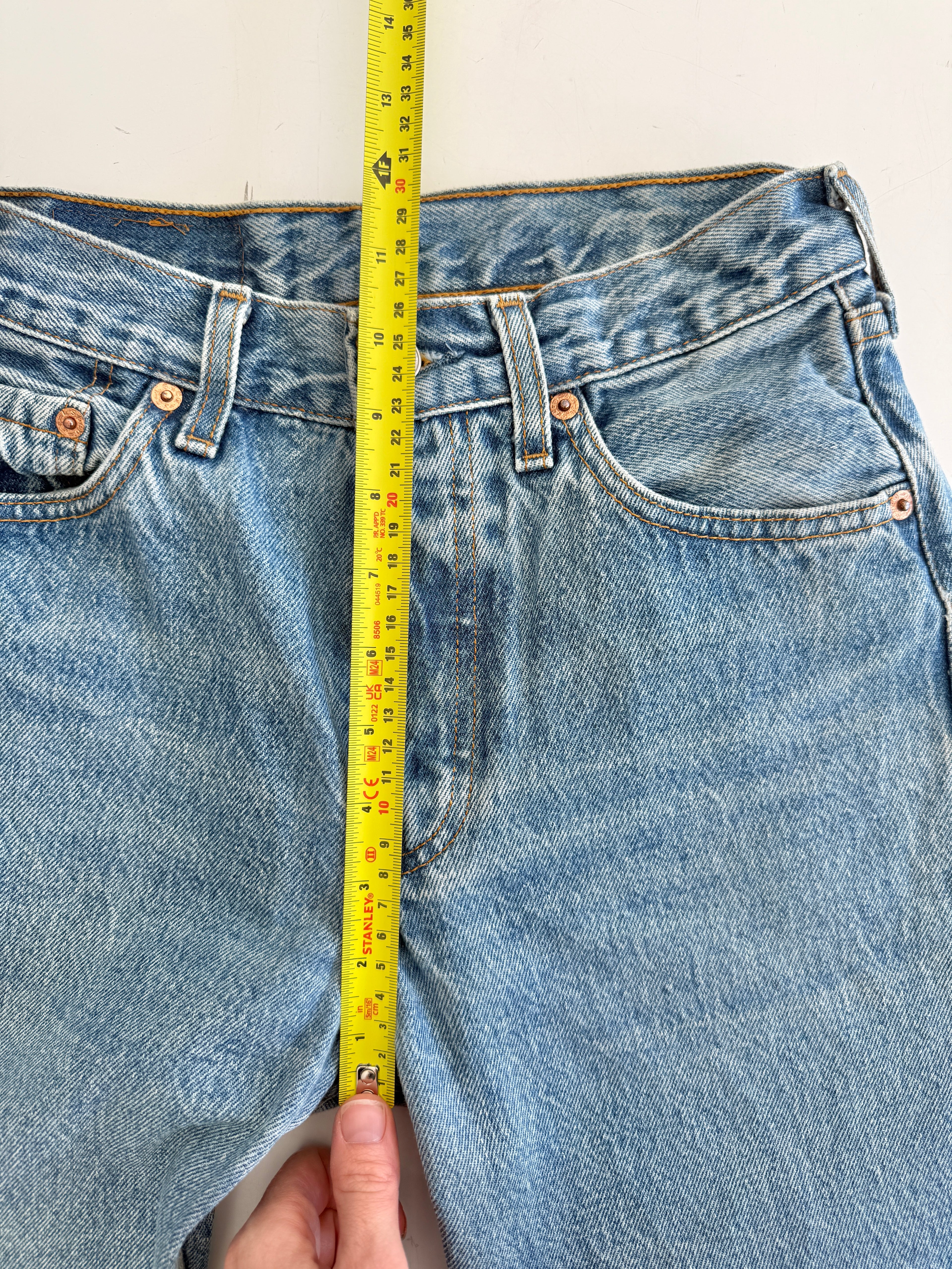 W25 L32 vintage Levis 501s 24/25” measured medium fade blue denim Levi’s 501s 90s