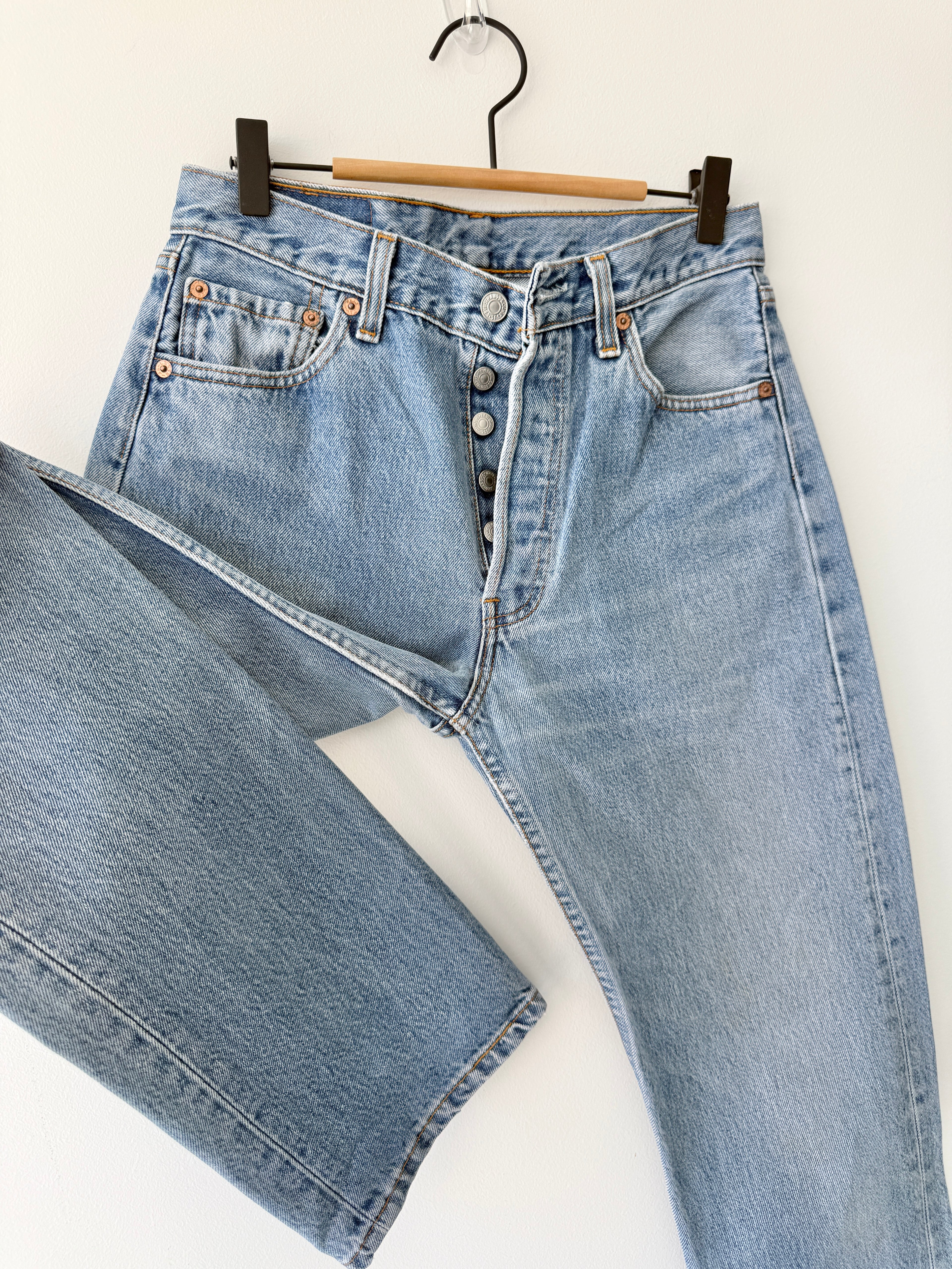 W28 L31 vintage Levis 501 27/28” measured waist medium blue 90s USA  501s