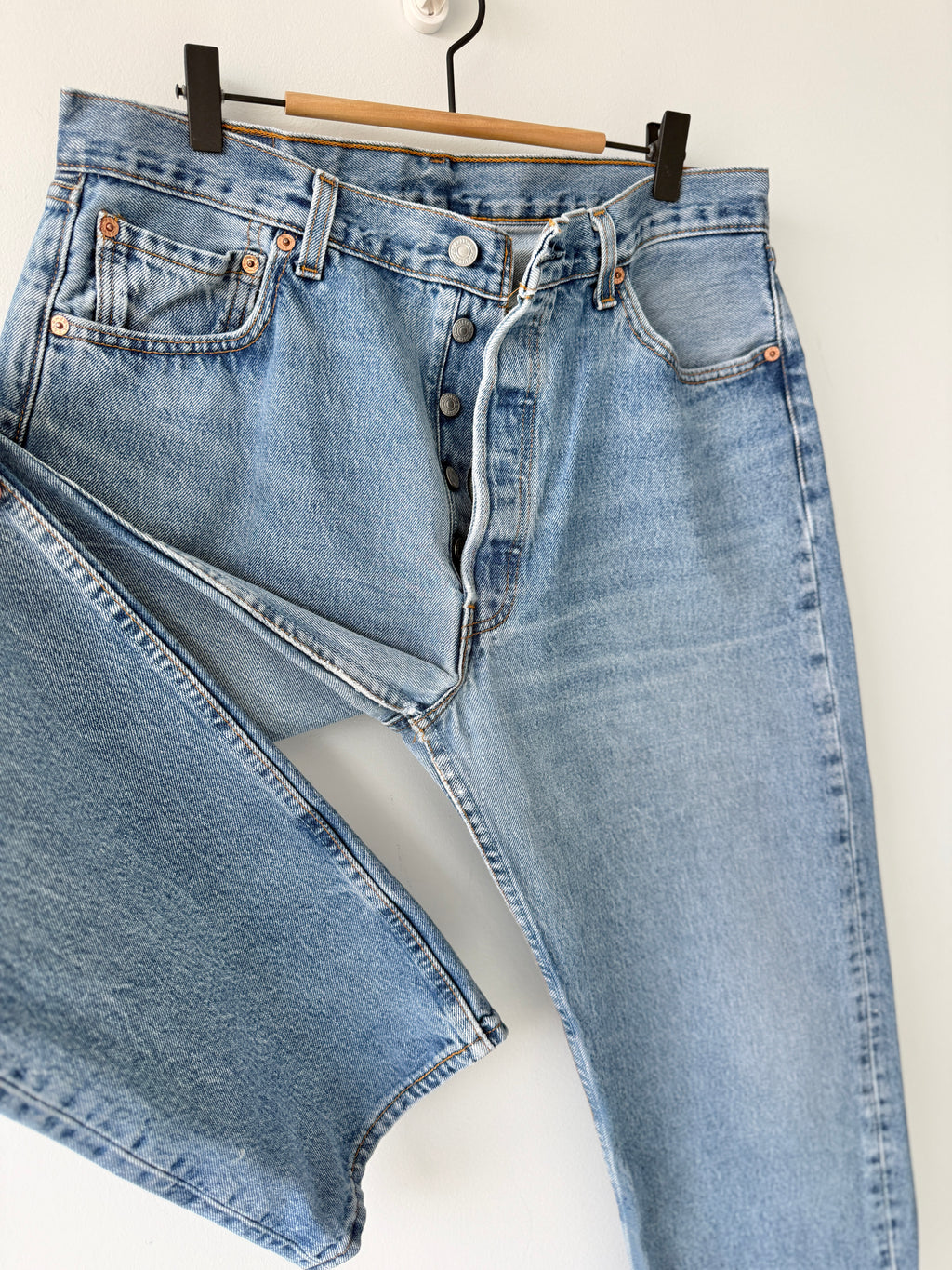 W33 L33 vintage Levis 501 32/33” measured medium blue faded 90s USA Levi’s 501s