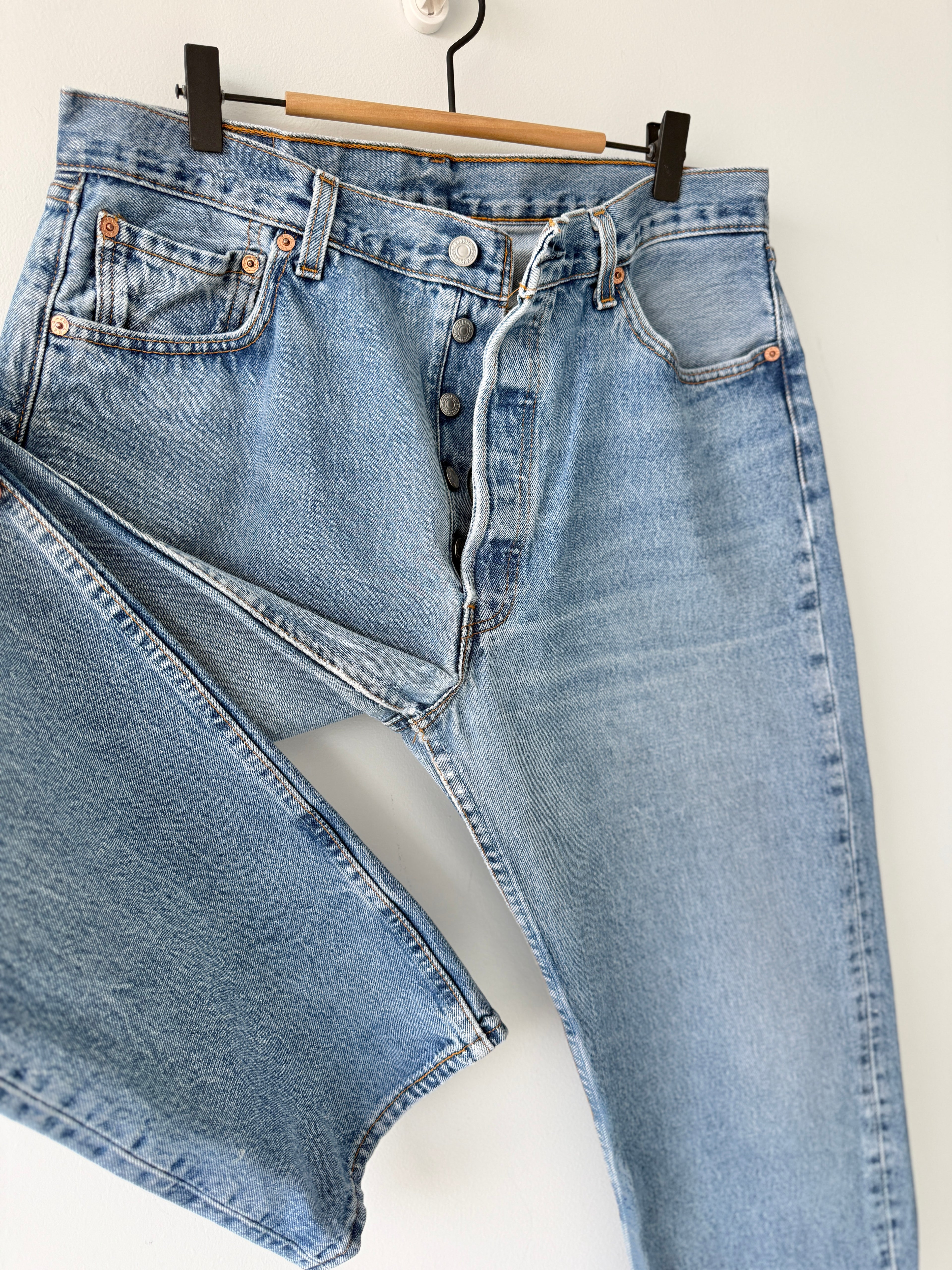 W33 L33 vintage Levis 501 32/33” measured medium blue faded 90s USA Levi’s 501s