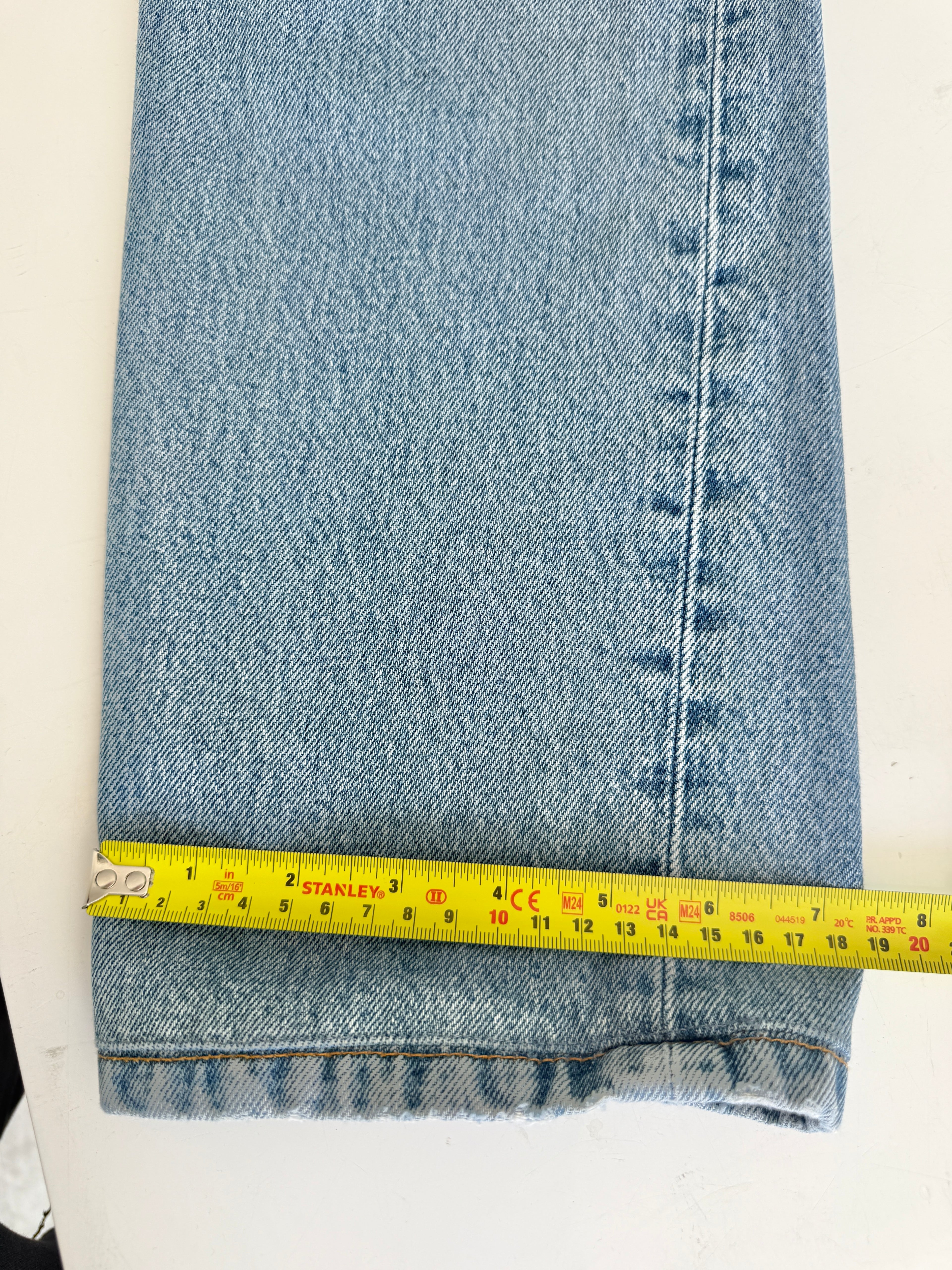 W25 L30 vintage Levis 501 25” light medium blue Levi’s 501s