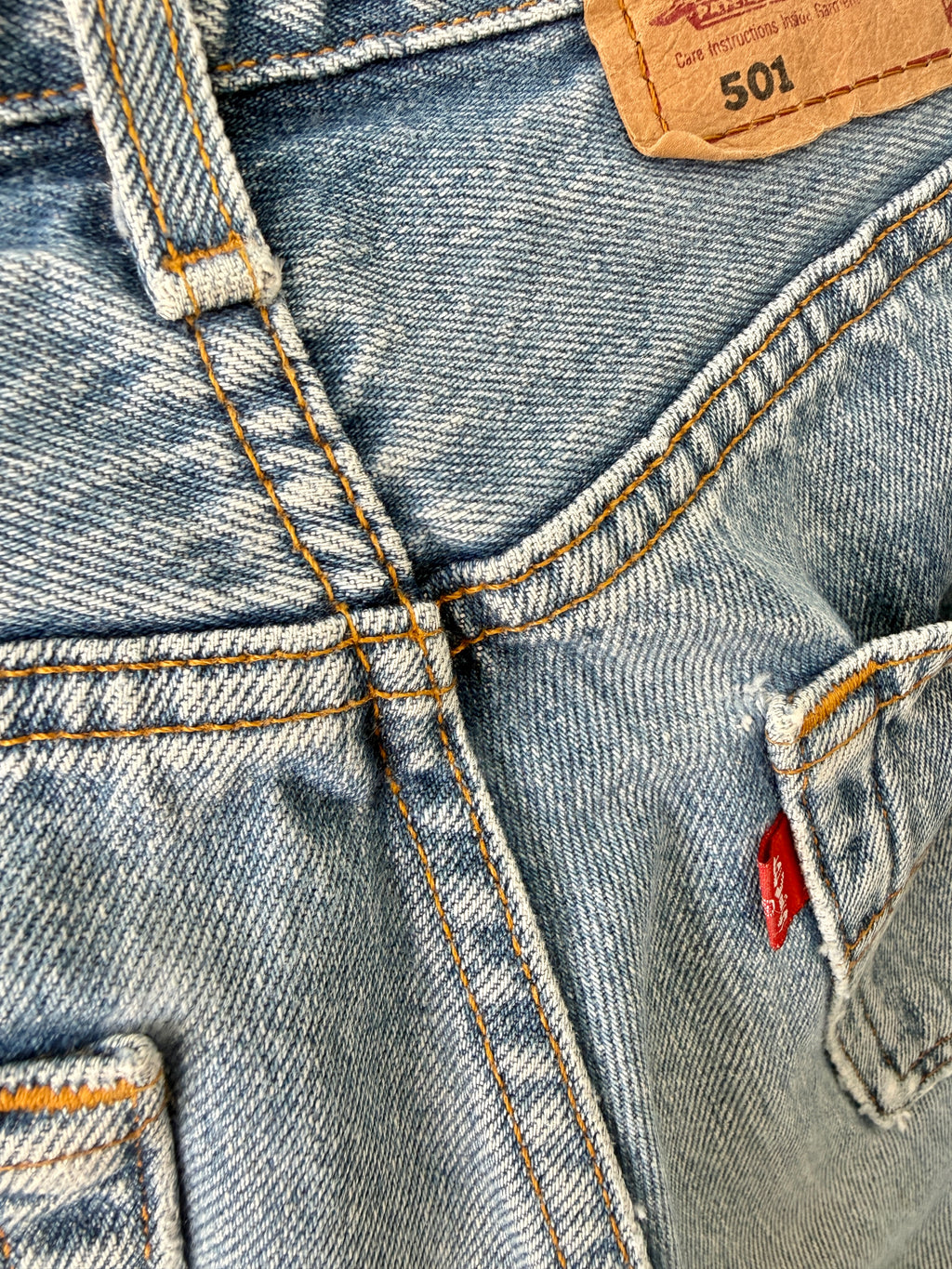 W26 L30 vintage Levis 501 25/26” measured waist medium light blue 501s 90s nl