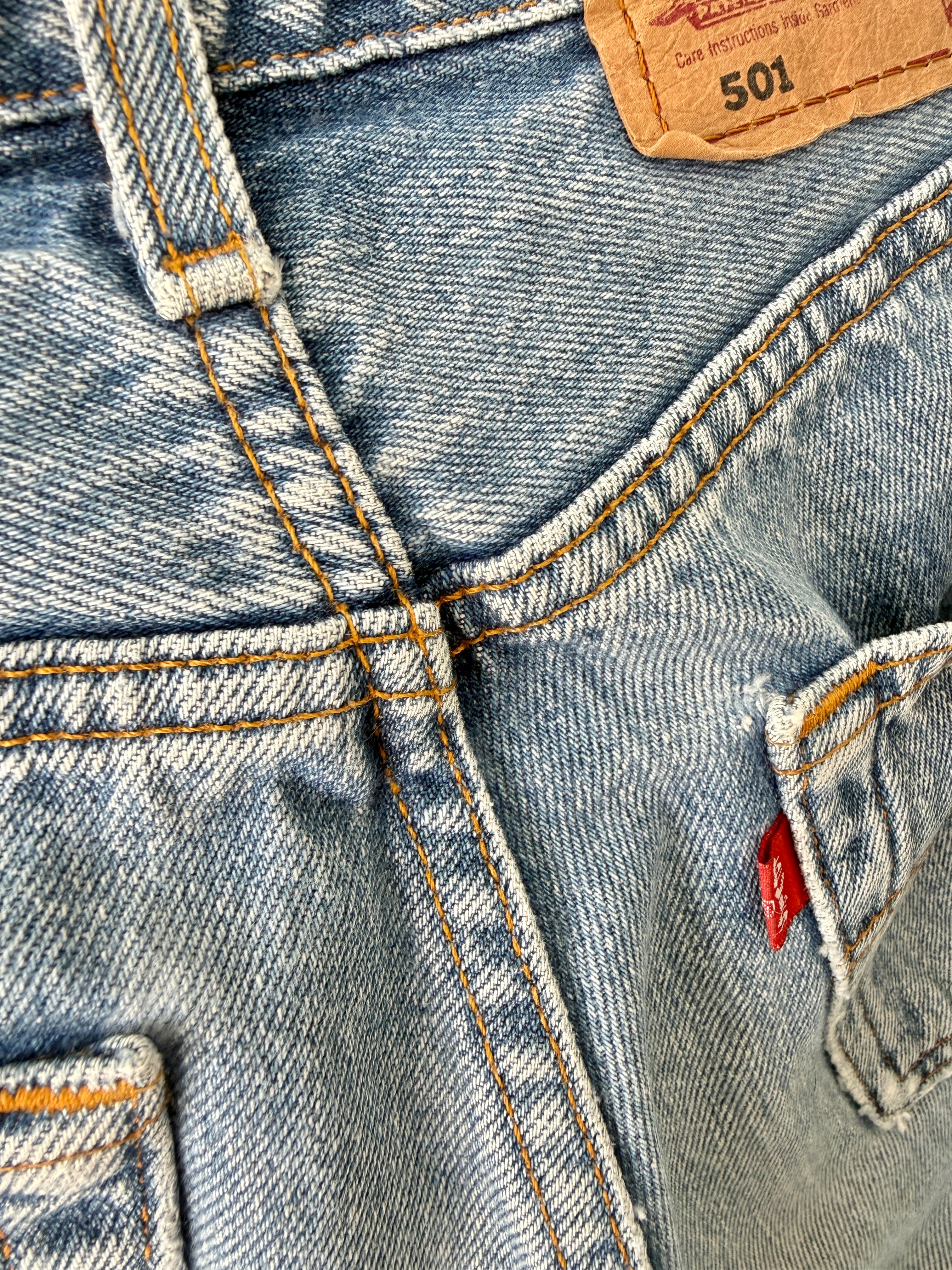 W26 L30 vintage Levis 501 25/26” measured waist medium light blue 501s 90s nl