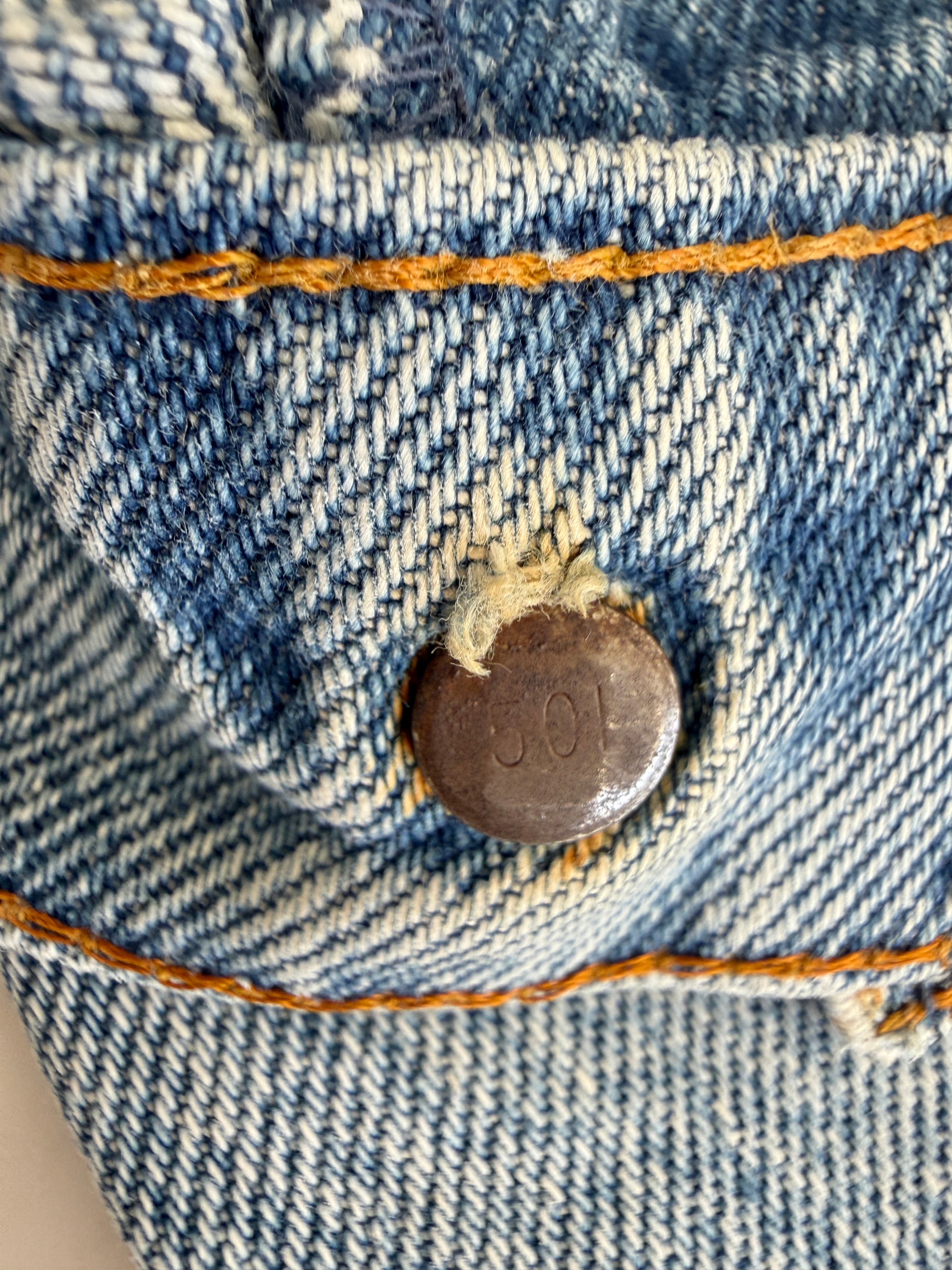 W25 L30 vintage Levis 716 25” measured waist light faded blue USA 70s 716s