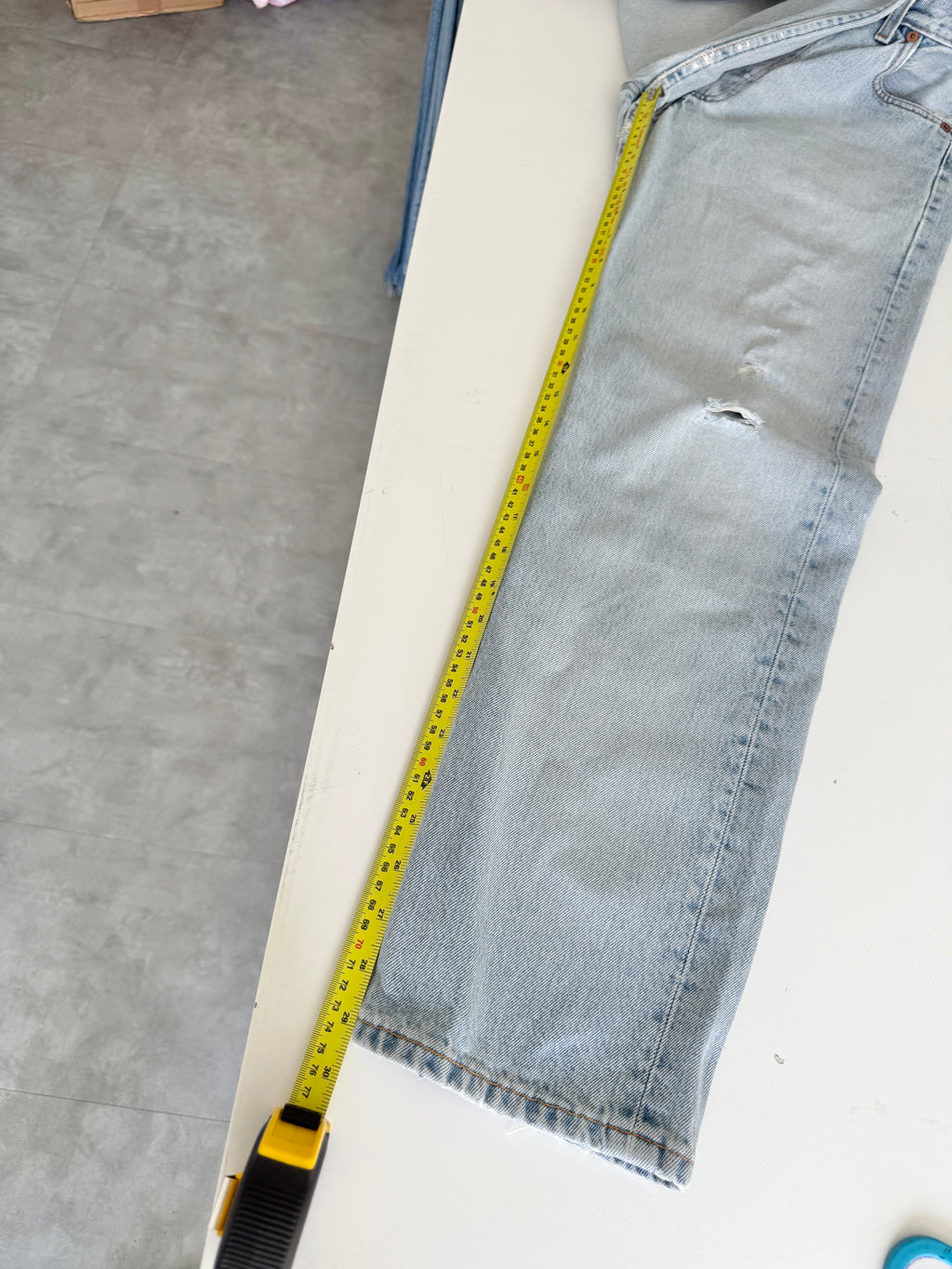 Distressed W28 L29 vintage Levis 501 27/28” measured light faded blue denim 90’s 501s USA student fit