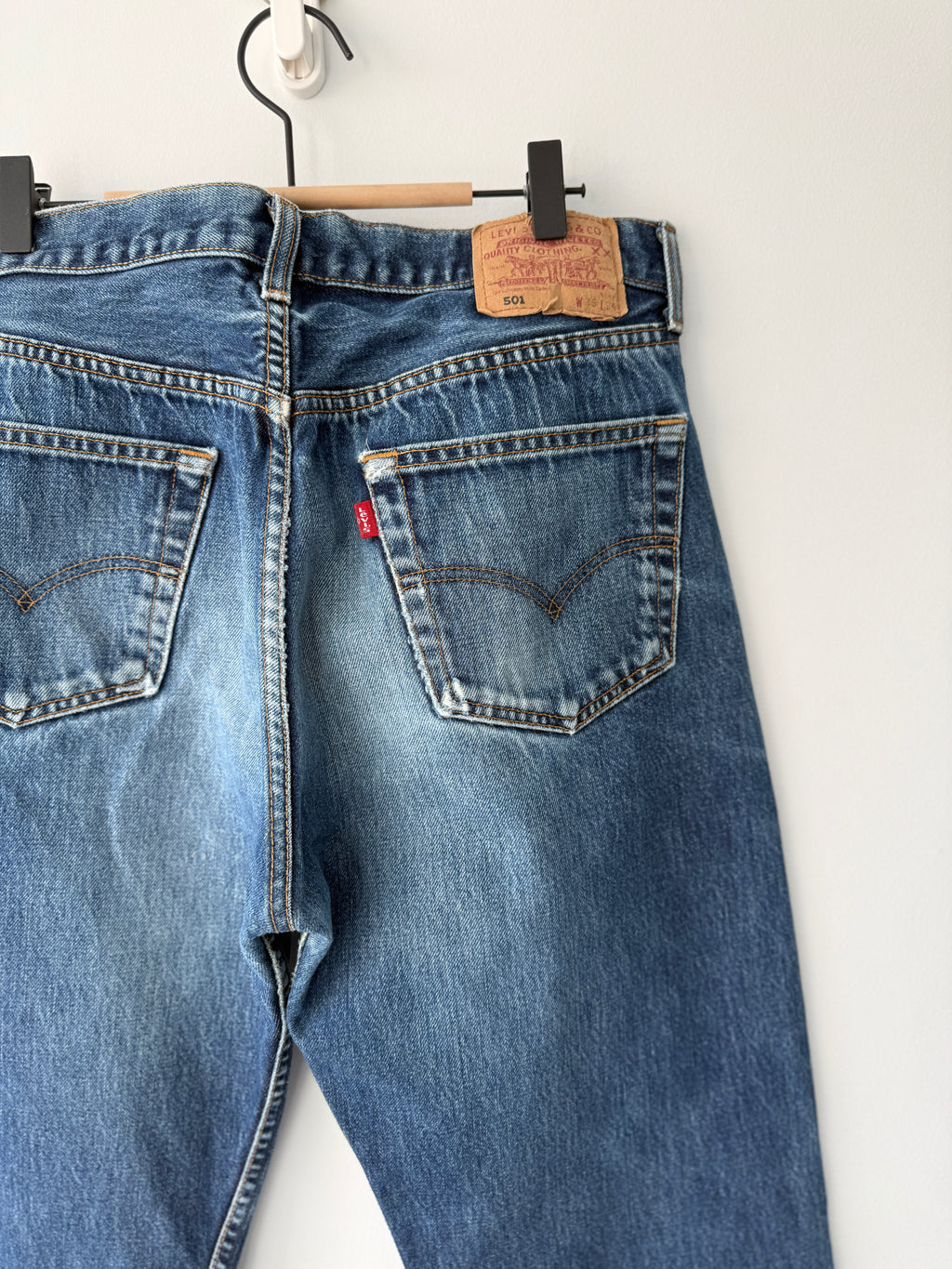 W33 L29 vintage Levis 501 32-33”” measured dark indigo denim whiskers Y2K 501s