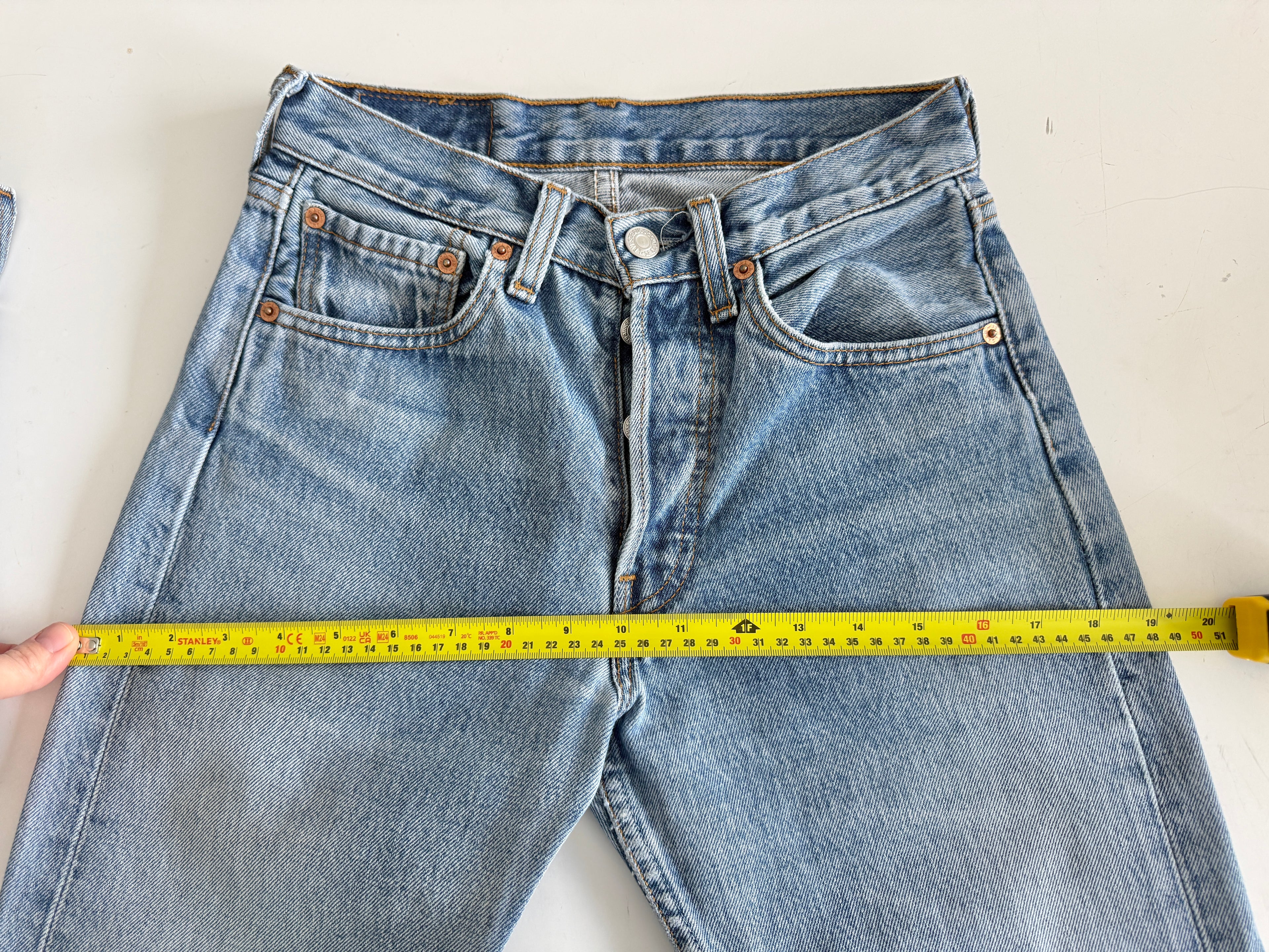 W25 L31 vintage Levis 501 24-25” measured medium light blue faded denim 90s 501s