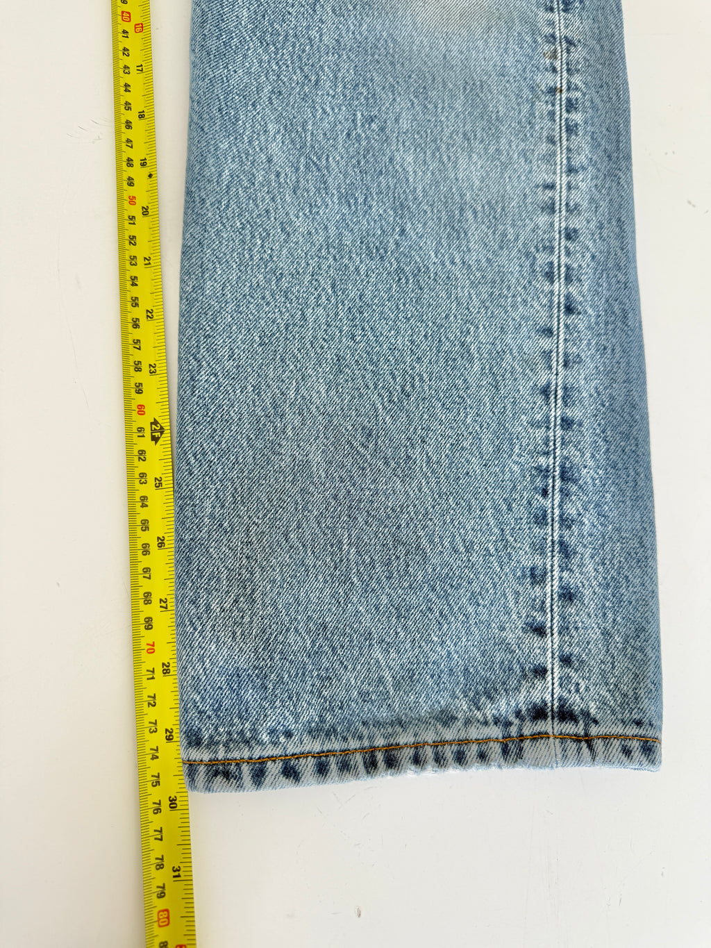 W32 L29 vintage Levis 501 31/32” measured medium blue denim Y2K Levi’s 501s wallet mark
