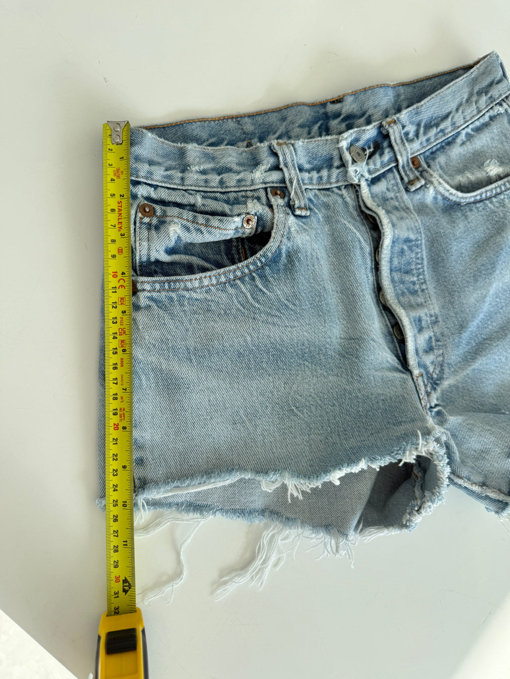 W27 Selvedge vintage Levis 501 26/27” measured waist light faded blue 70s 501s selvedge Levi’s made in USA