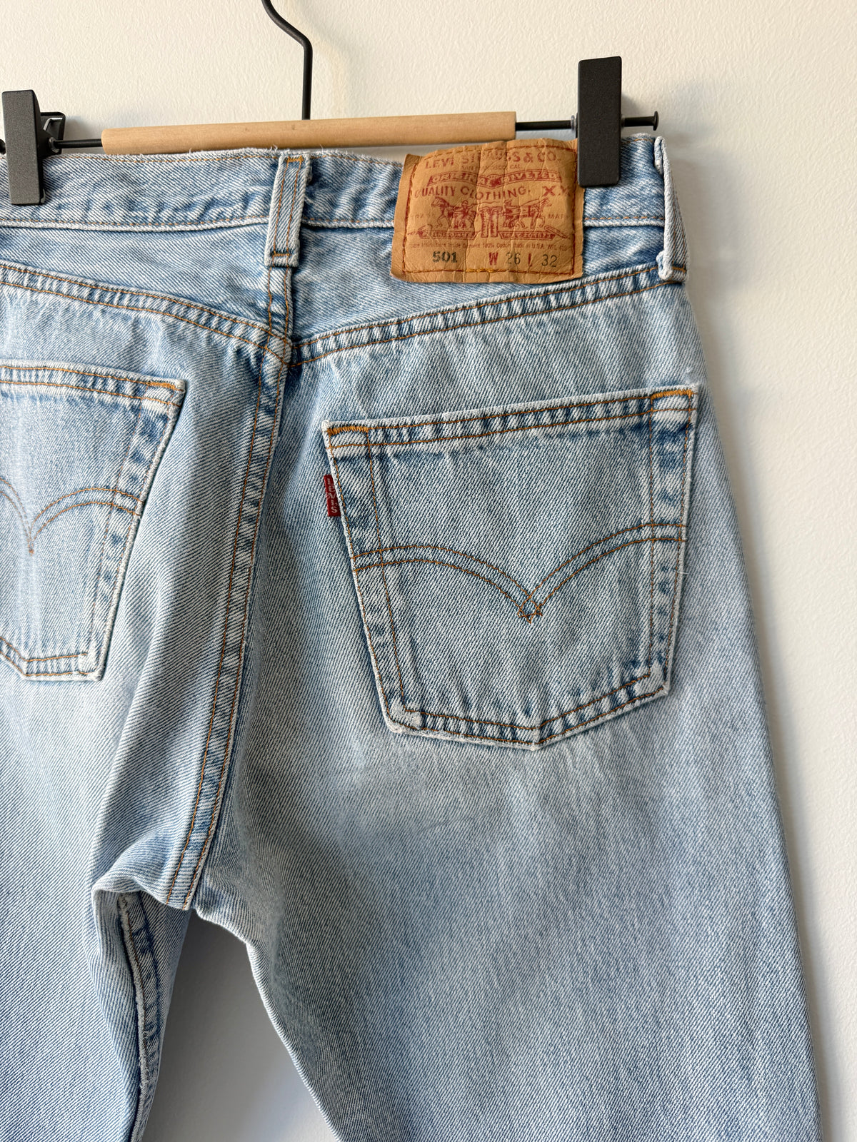 W25 L32 vintage Levis 501 medium light blue 24/25” measured waist 501s USA 90s for women tag