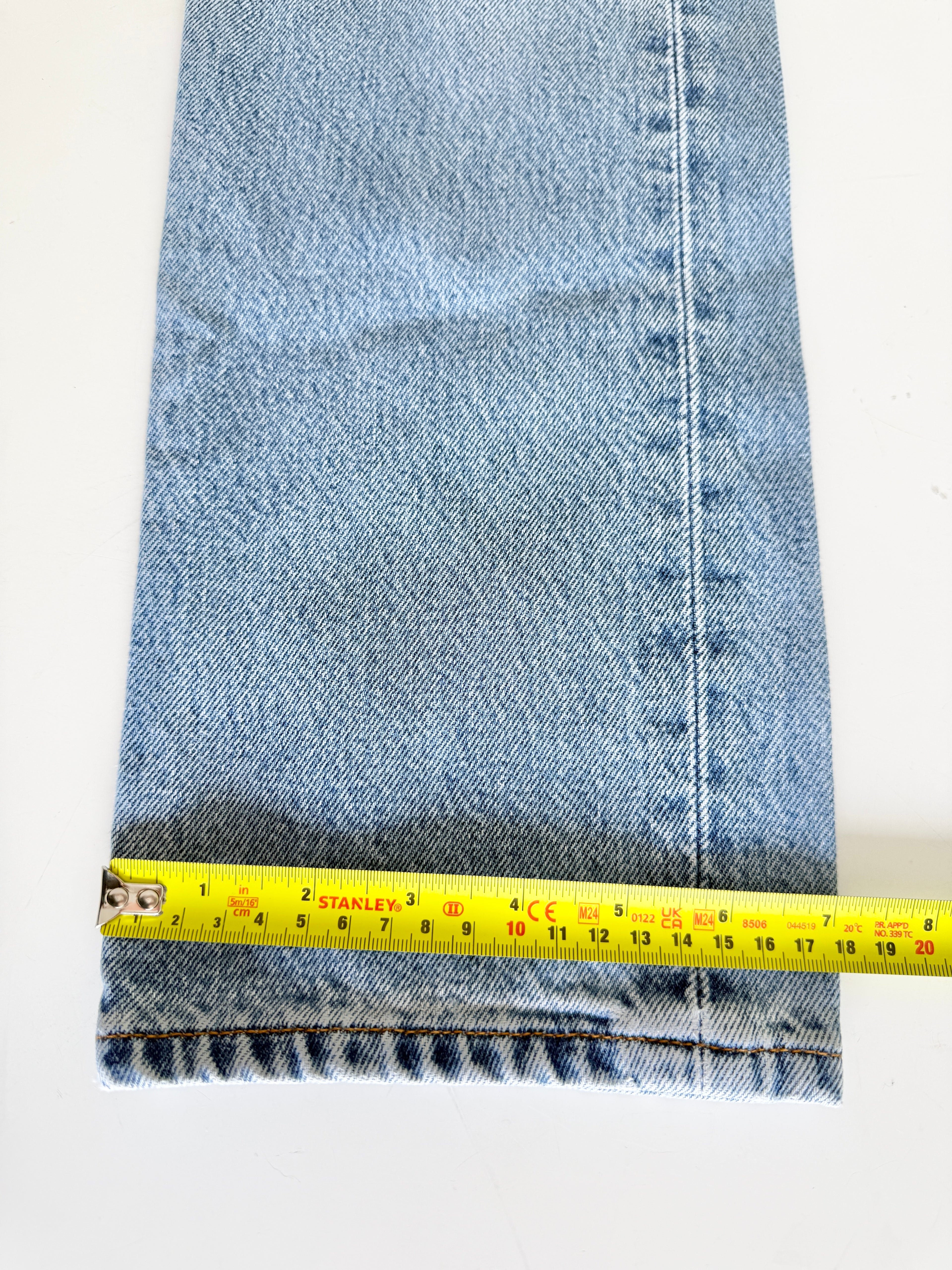 W24 L30 vintage Levis 501 23/24” measured medium faded blue denim Levi’s 501s