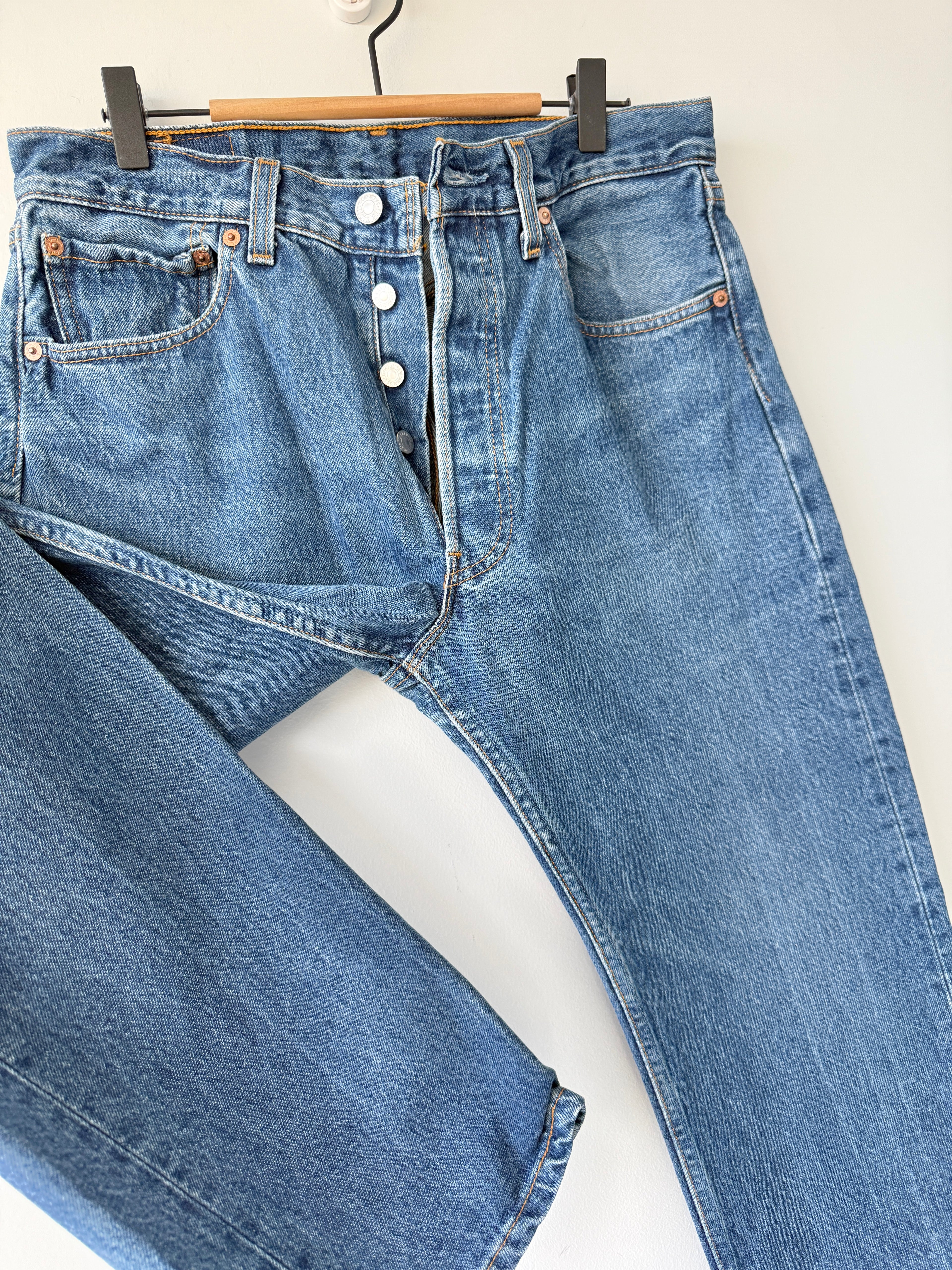 W31 L31 vintage Levis 501 30-31” measured dark blue made in 90s USA