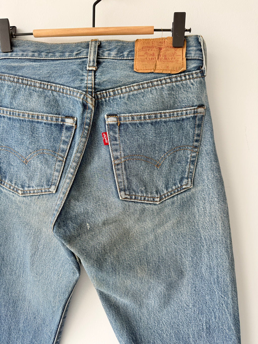 Selvedge W26 L34 vintage Levis 501 25/26” measured medium blue faded 80s USA Levi’s 501s