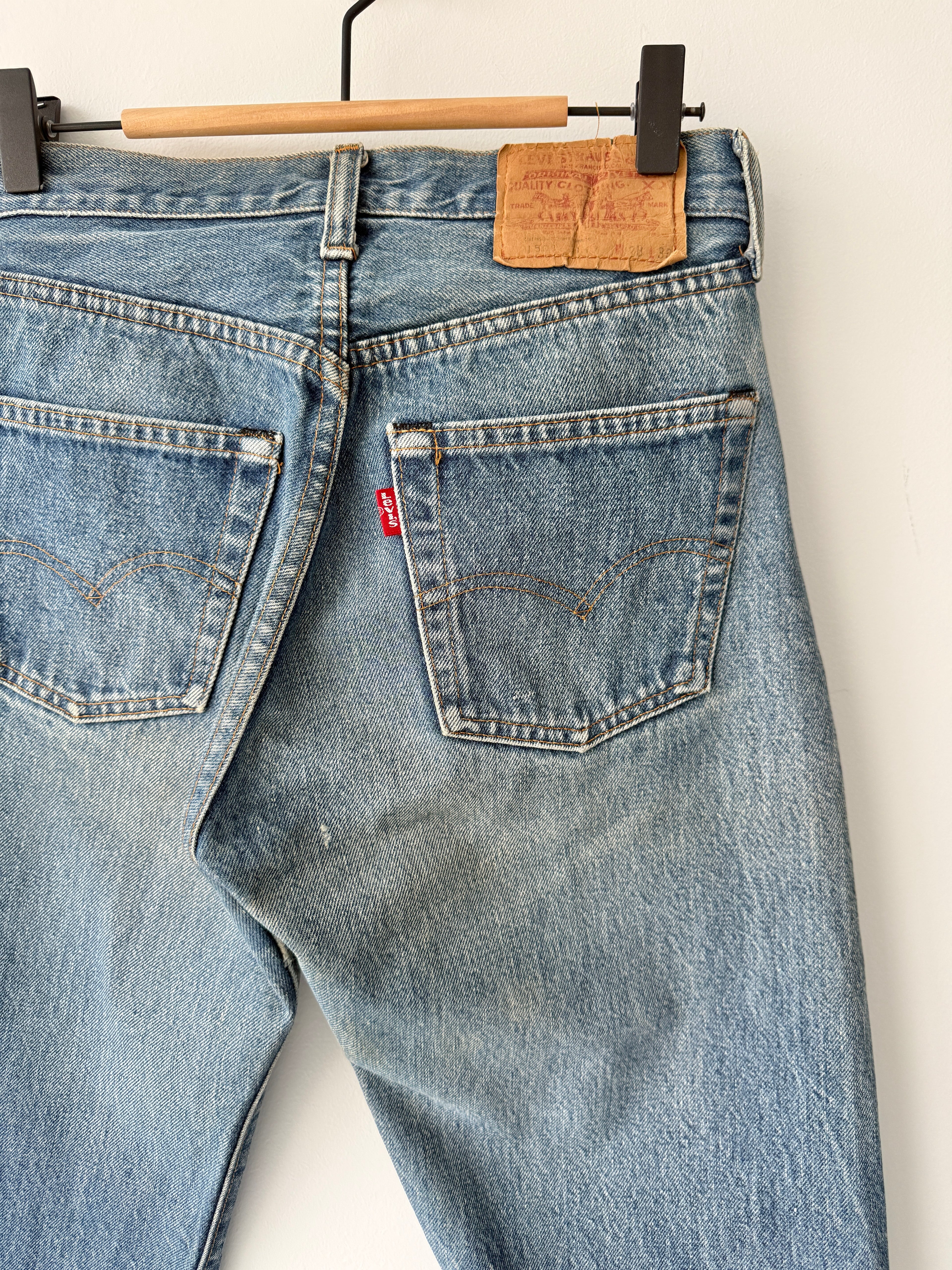 Selvedge W26 L34 vintage Levis 501 25/26” measured medium blue faded 80s USA Levi’s 501s