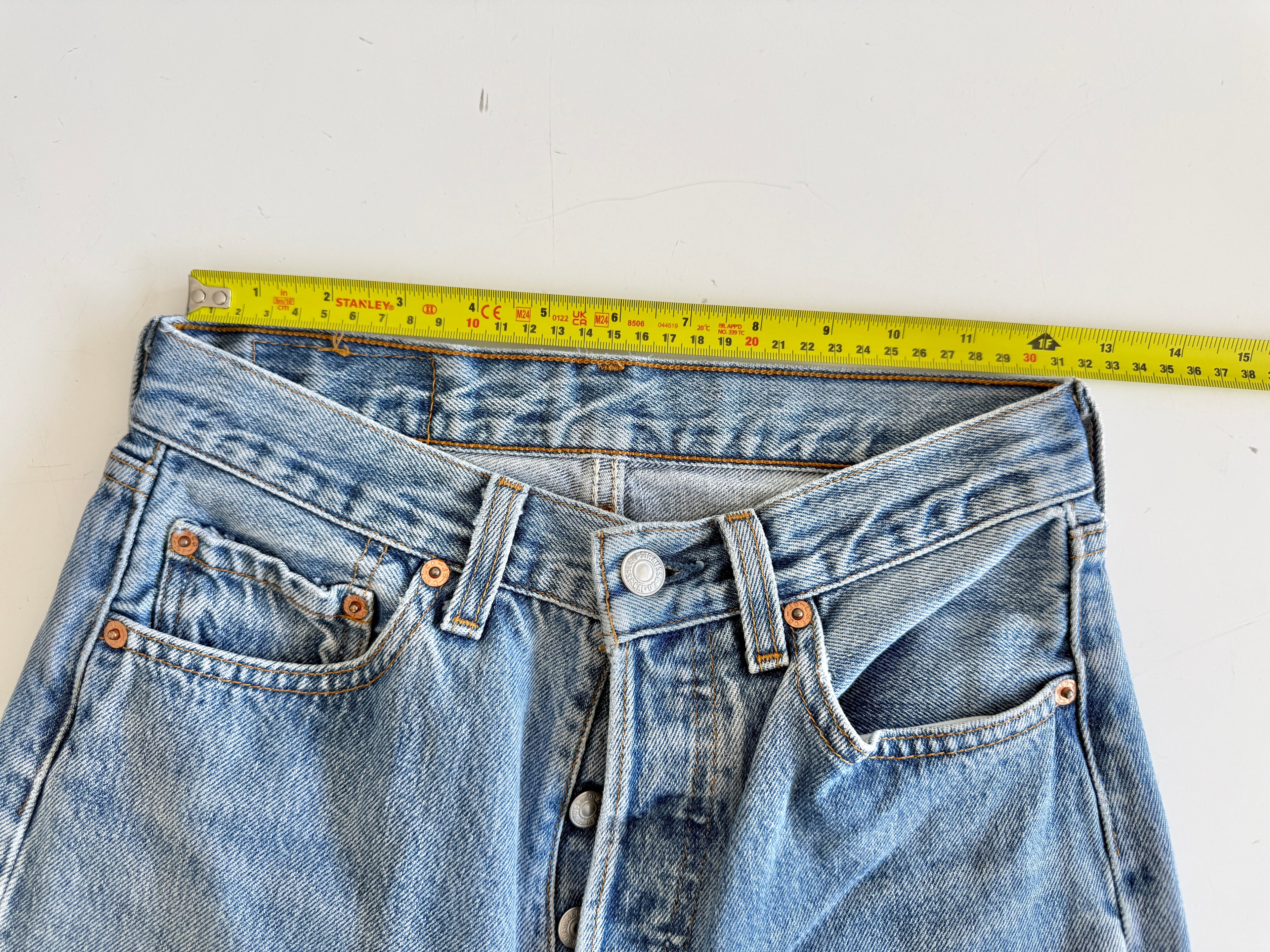 W25 L31 vintage Levis 501 24/25” measured waist medium light blue 501s 90s  USA nl