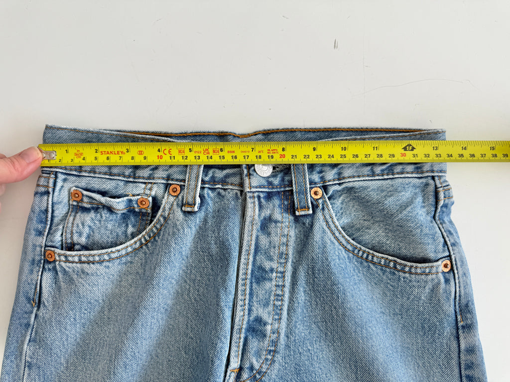 W26 L30 vintage Levis 501 25/26” measured waist medium blue 501s made in 90s
