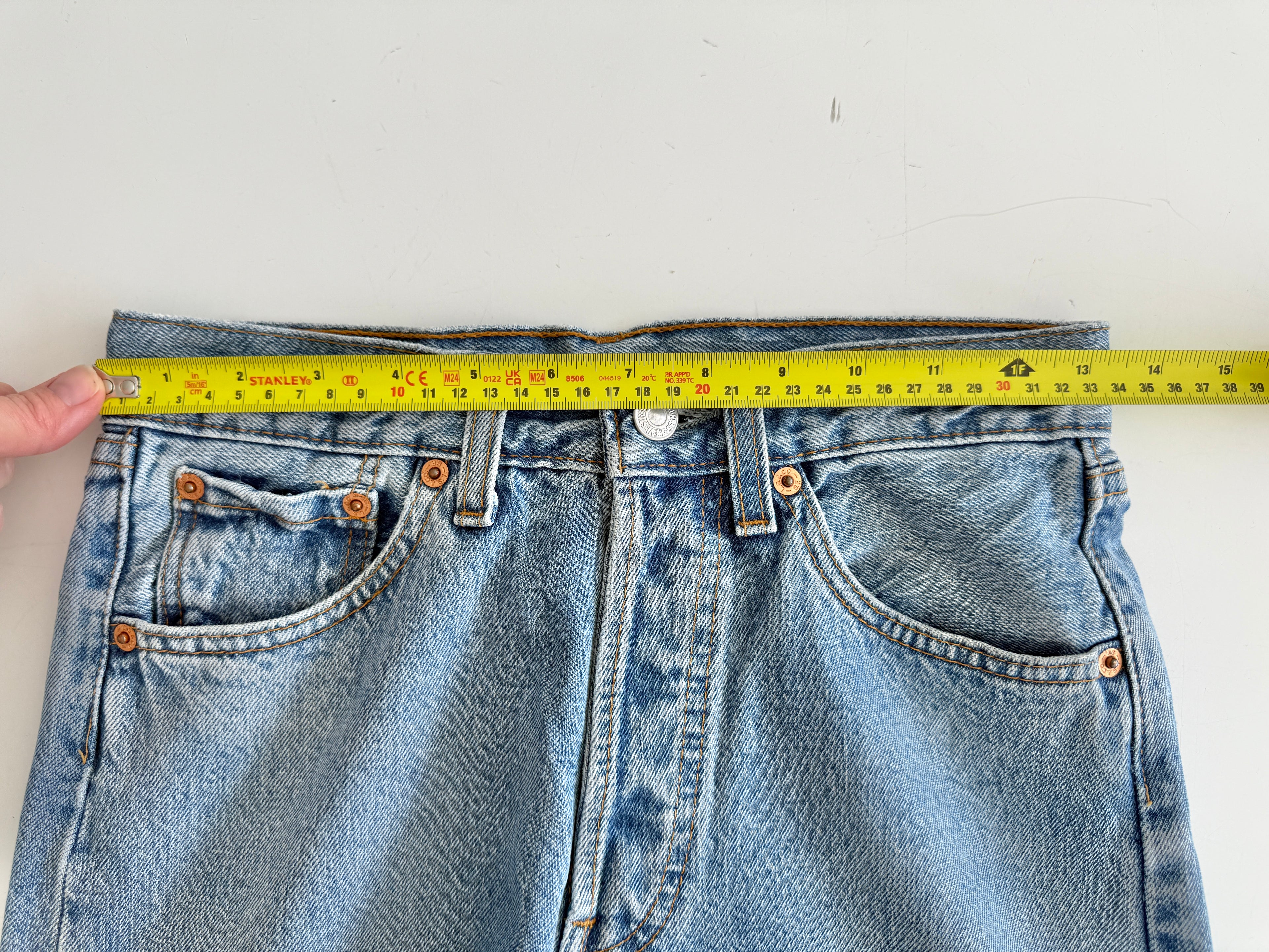 W26 L30 vintage Levis 501 25/26” measured waist medium blue 501s made in 90s