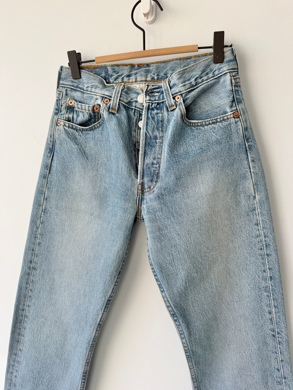 W26 L31 vintage Levis 501 24-26” measured medium blue 90s Levi’s 501s USA