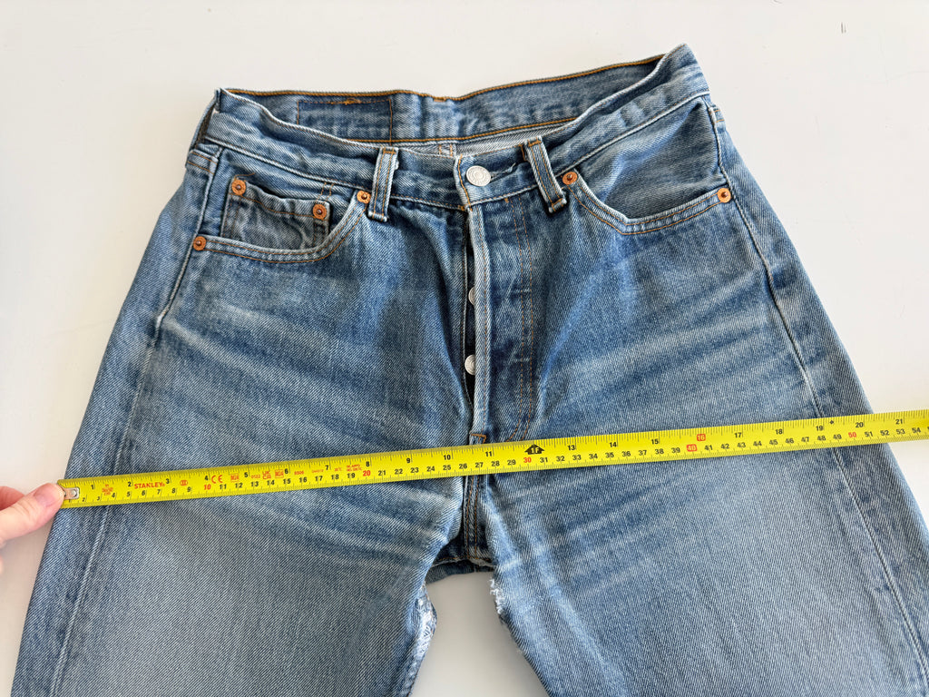 W27 L29 vintage Levis 501 26/27” measured medium faded blue denim 90’s 501s