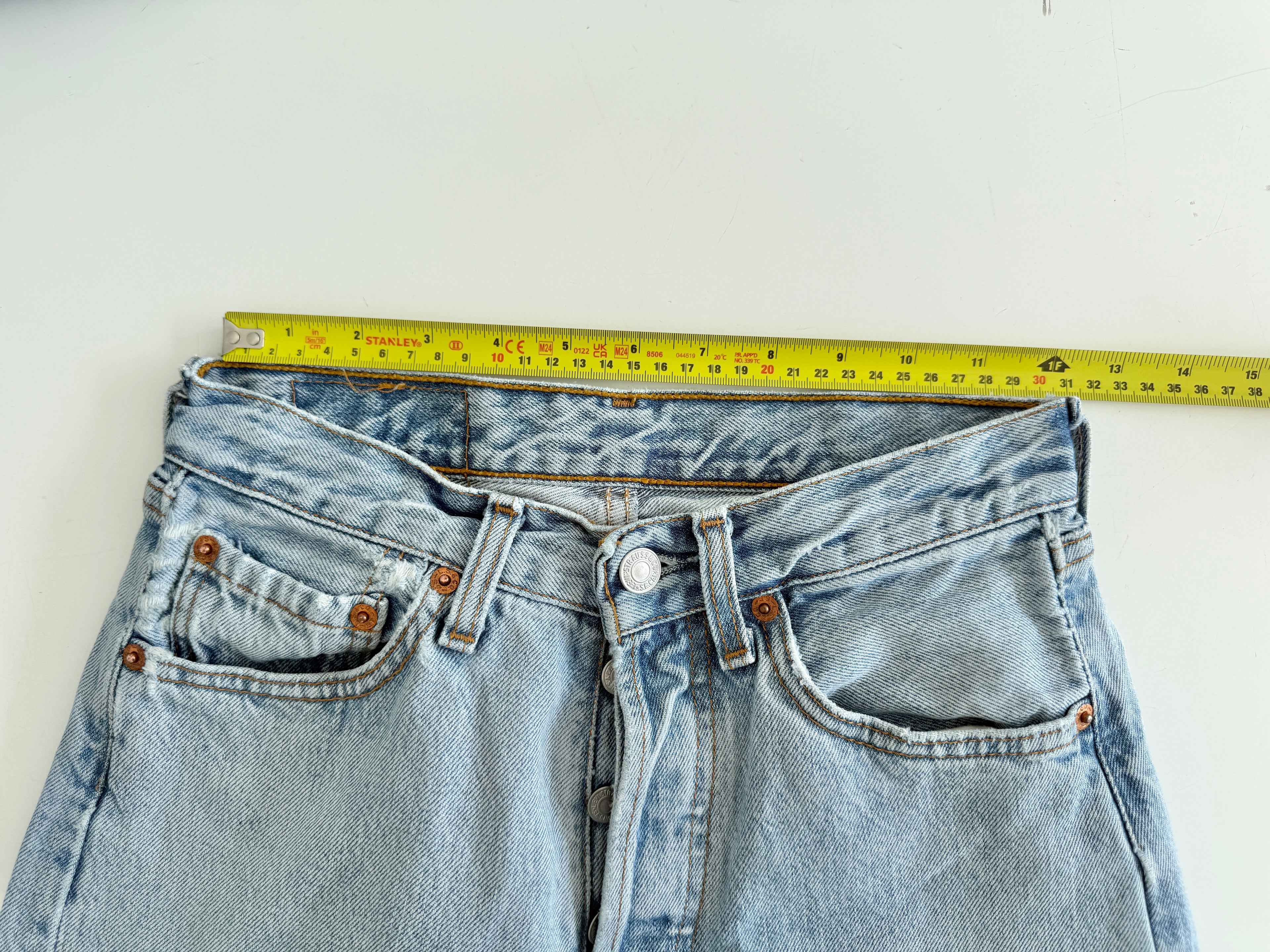 W25 L31 vintage Levis 501 24/25” measured waist light blue 90s 501s