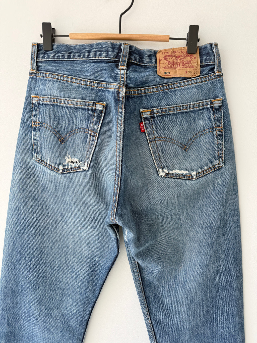 Soft W28 L31 vintage Levis 501 27/28” measured waist faded dark blue 501s 90s denim