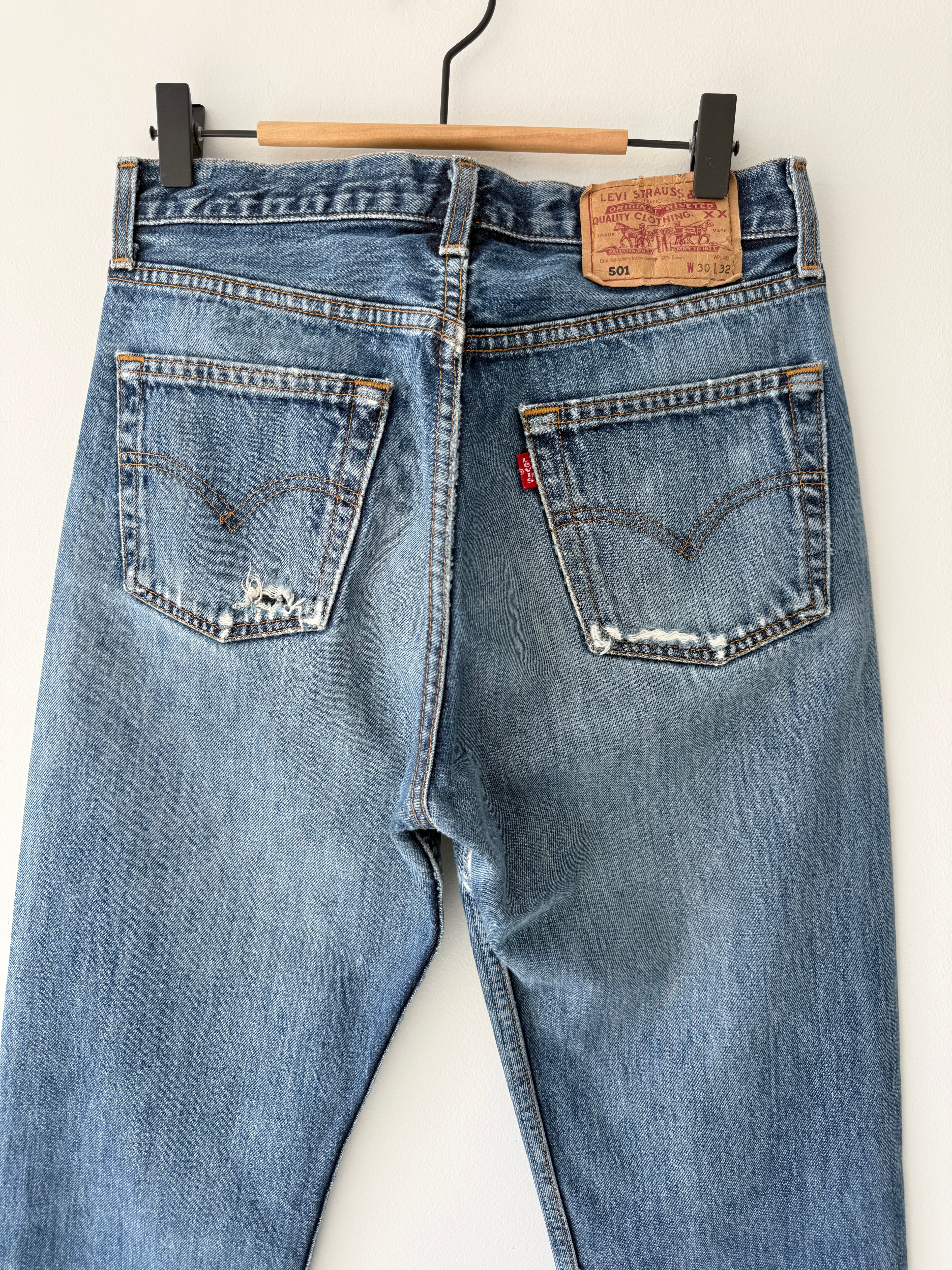 Soft W28 L31 vintage Levis 501 27/28” measured waist faded dark blue 501s 90s denim