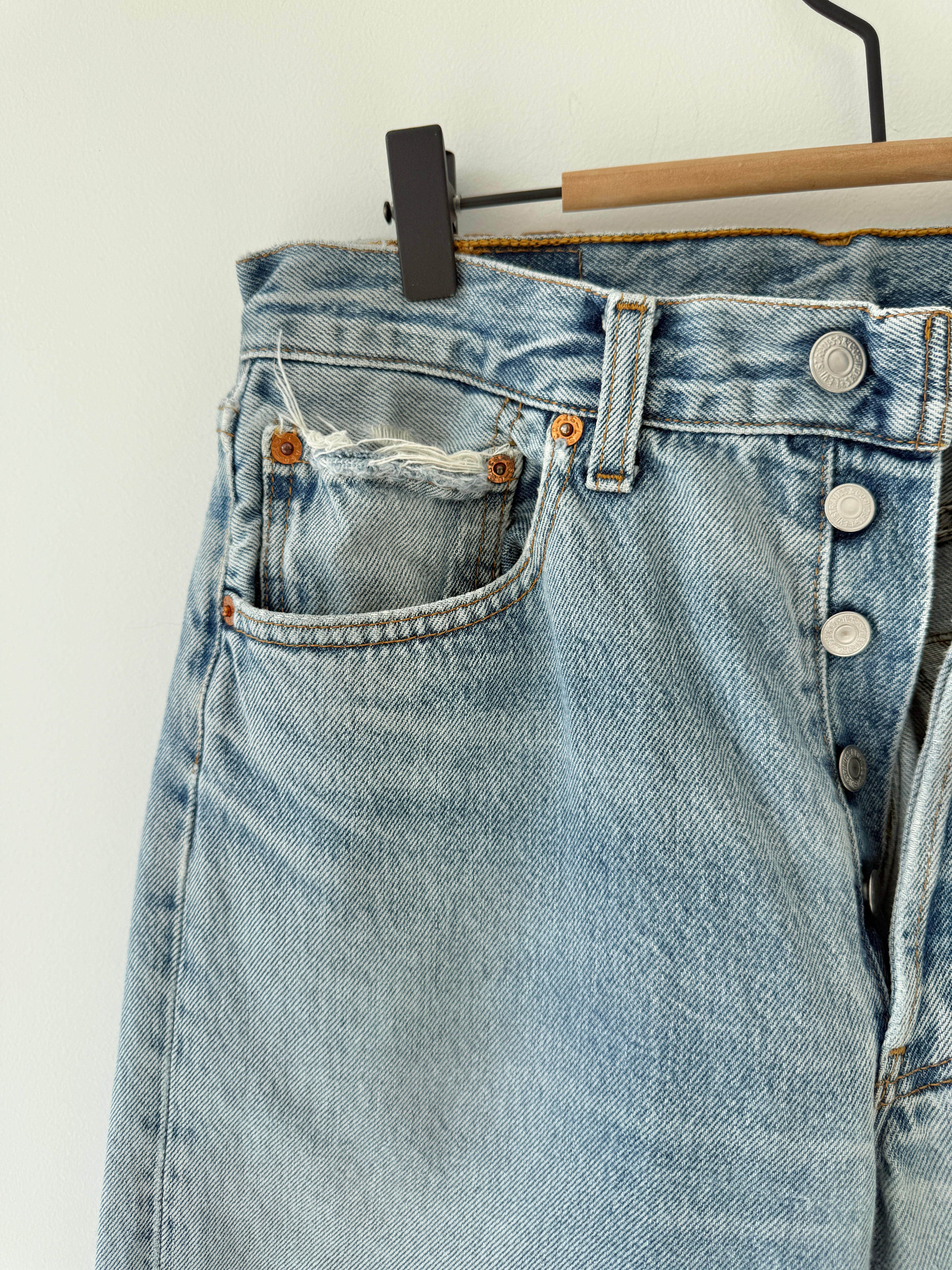 W28 L33 vintage Levis 501 28” measured waist light blue 90s 501s