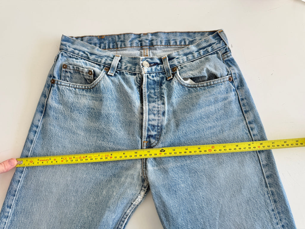 W28 L32 vintage Levis 501 27-28” measured medium faded blue made in 80s
