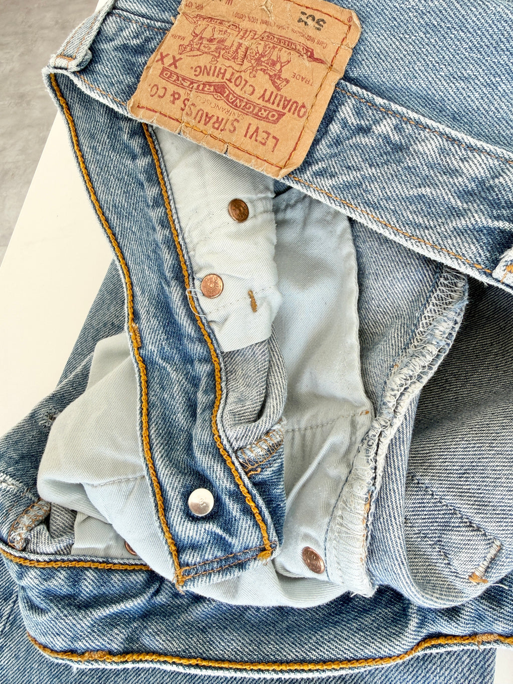 W31 L29 vintage Levis 501 30/31” measured waist medium faded blue wallet mark Y2K 501s