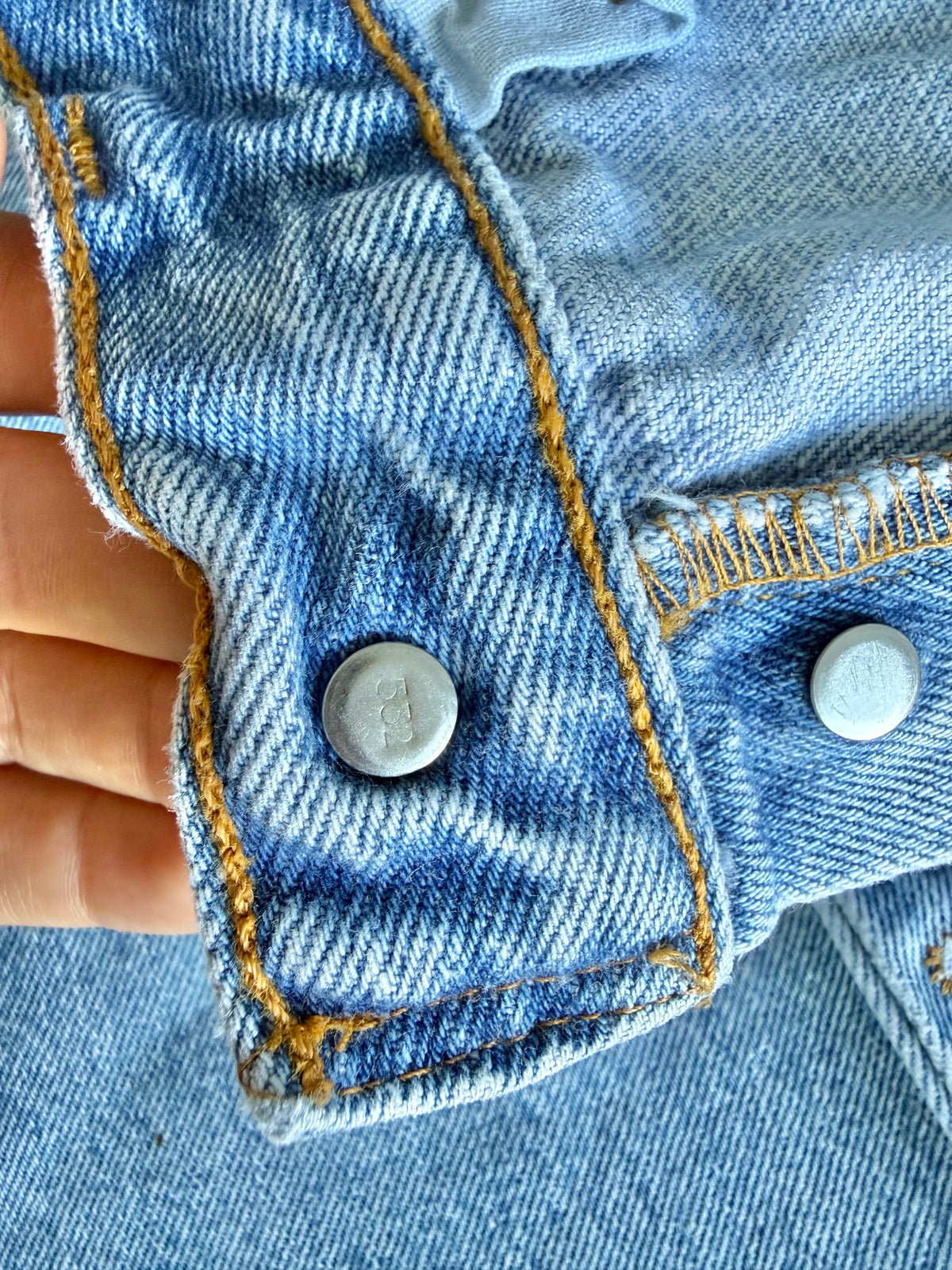 W27 L29 vintage Levis 501 light blue faded 26/27” measured waist 90s USA levis 501s slim hips