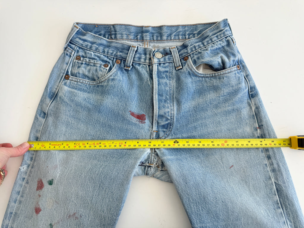 Selvedge W27 L30 vintage Levis 501 26-27”measured medium blue 80s USA 501 selvedge distressed & paint 501s